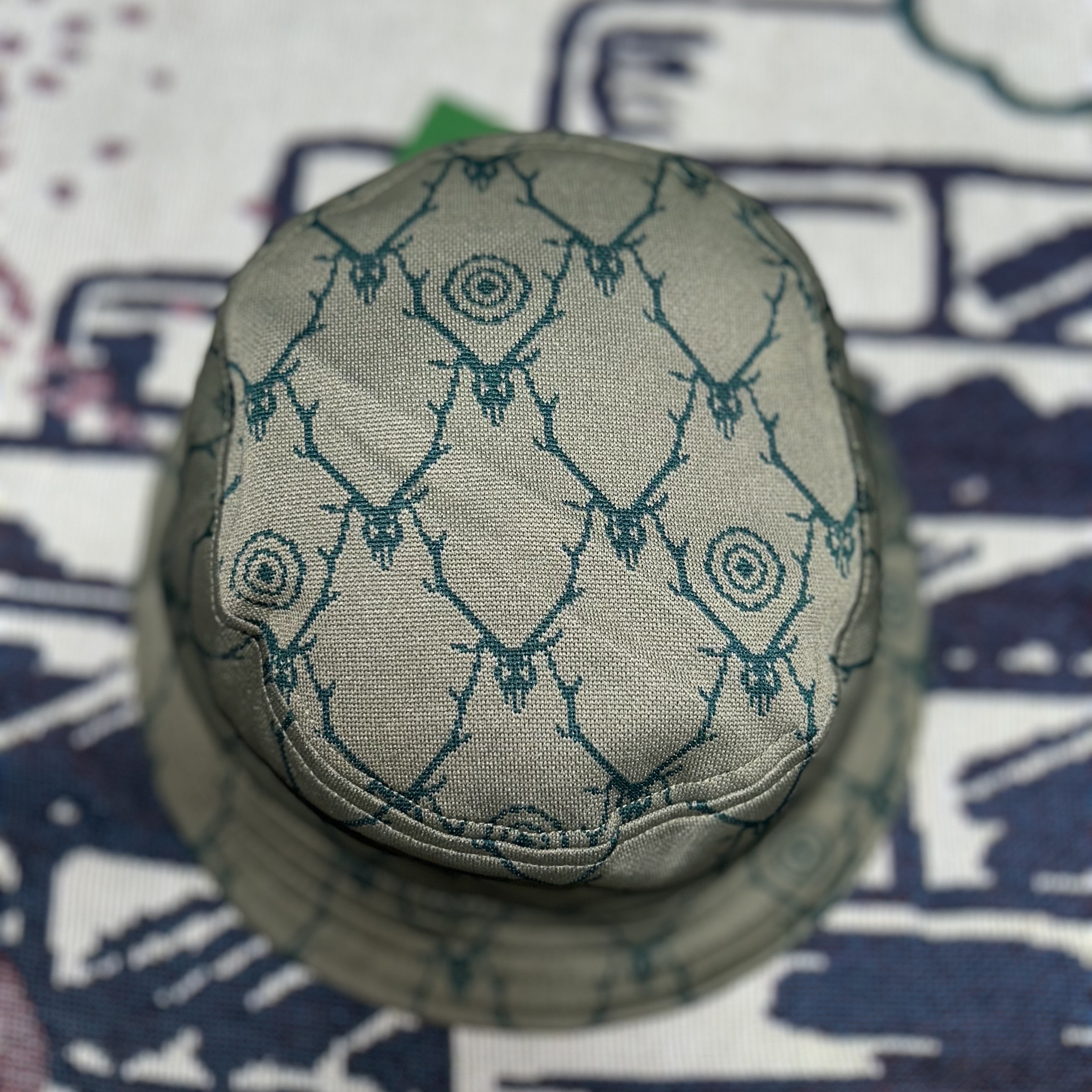 South2 West8 Bucket Hat Poly Jacquard Skull Target Khaki 착용 스타일 - 3