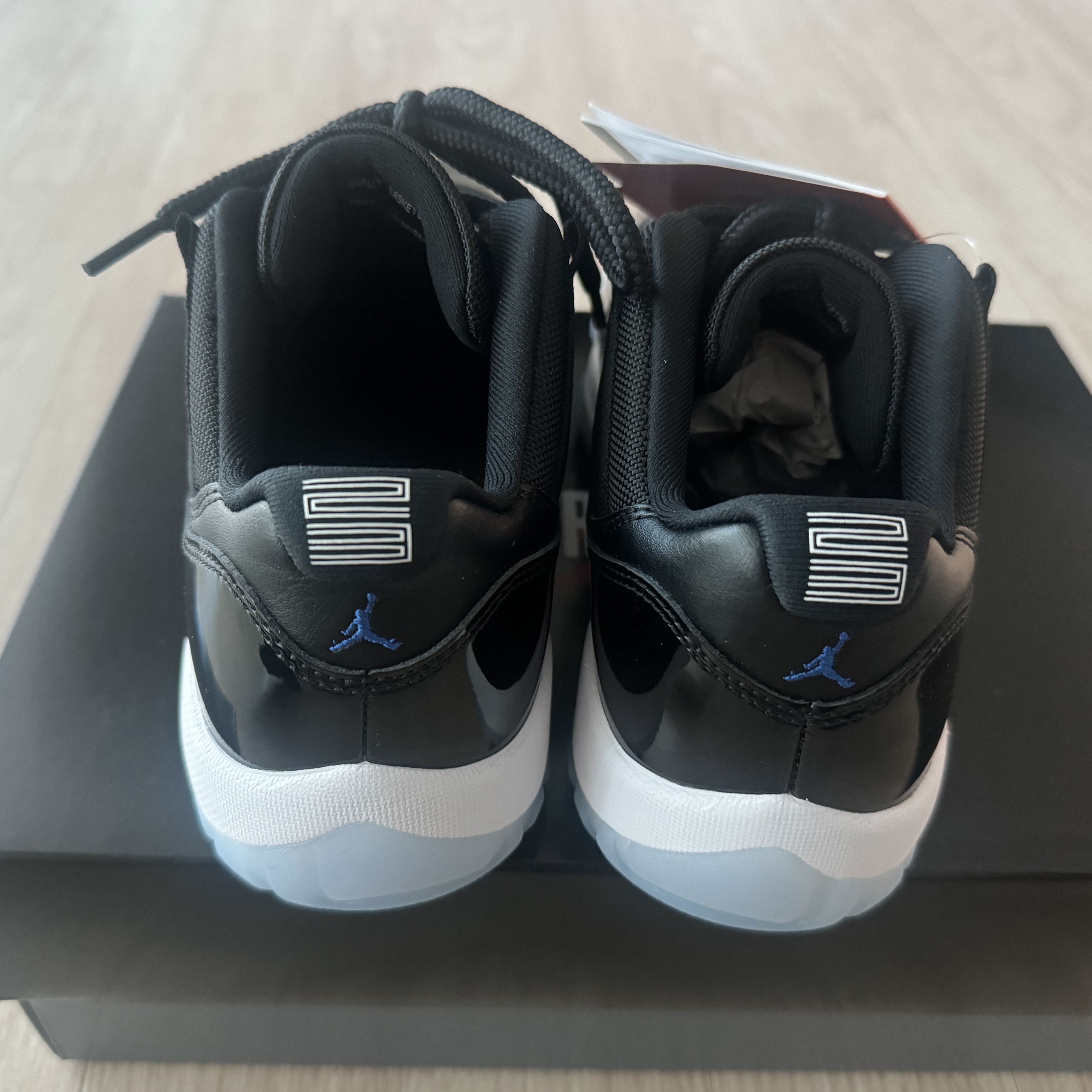 Jordan 11 Retro Low Black and Varsity Royal 착용 스타일 - 5