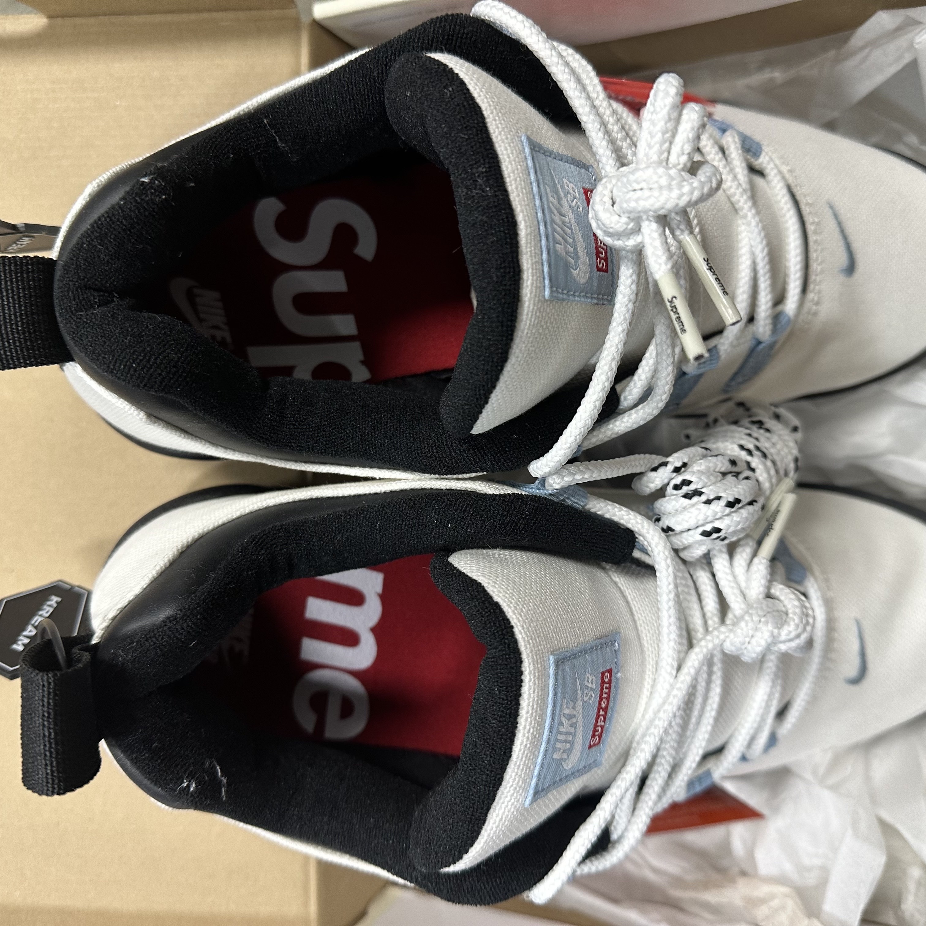 Nike x Supreme SB Darwin Low White 착용 스타일 - 2