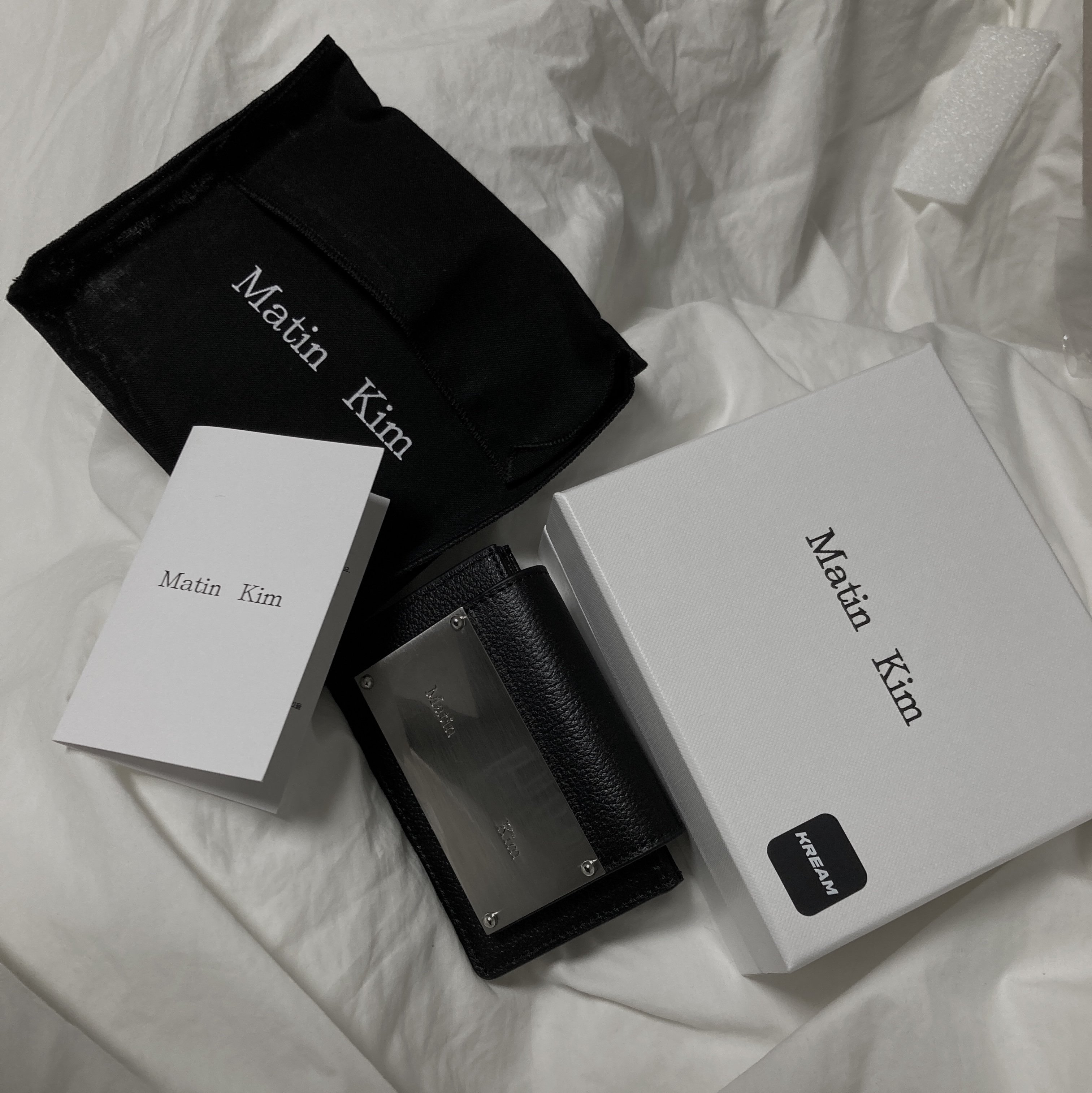 Matin Kim Accordion Wallet Black 착용 스타일