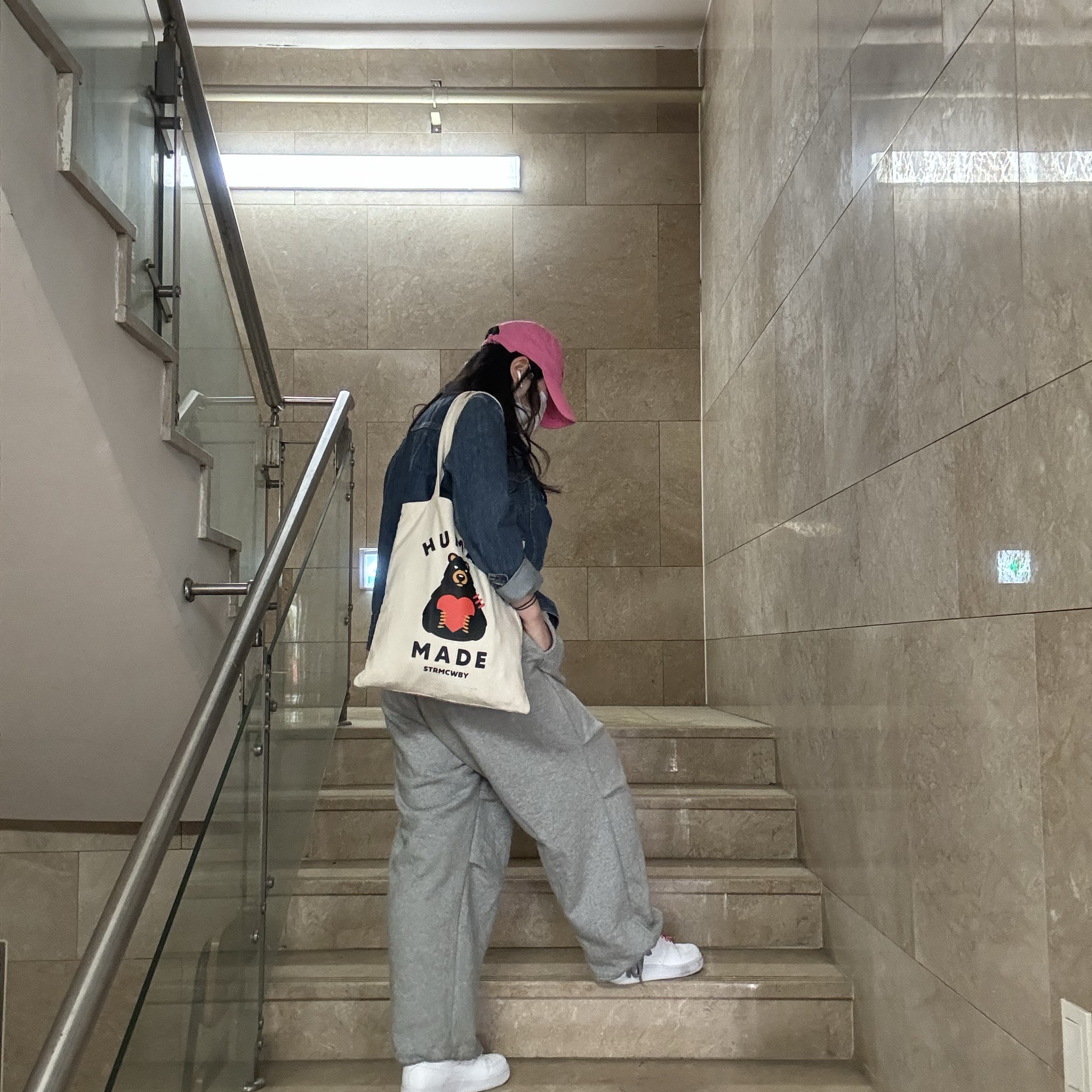 Nike x Supreme Air Force 1 Low White, Human Made Book Tote Bag White 착용 스타일 - 1