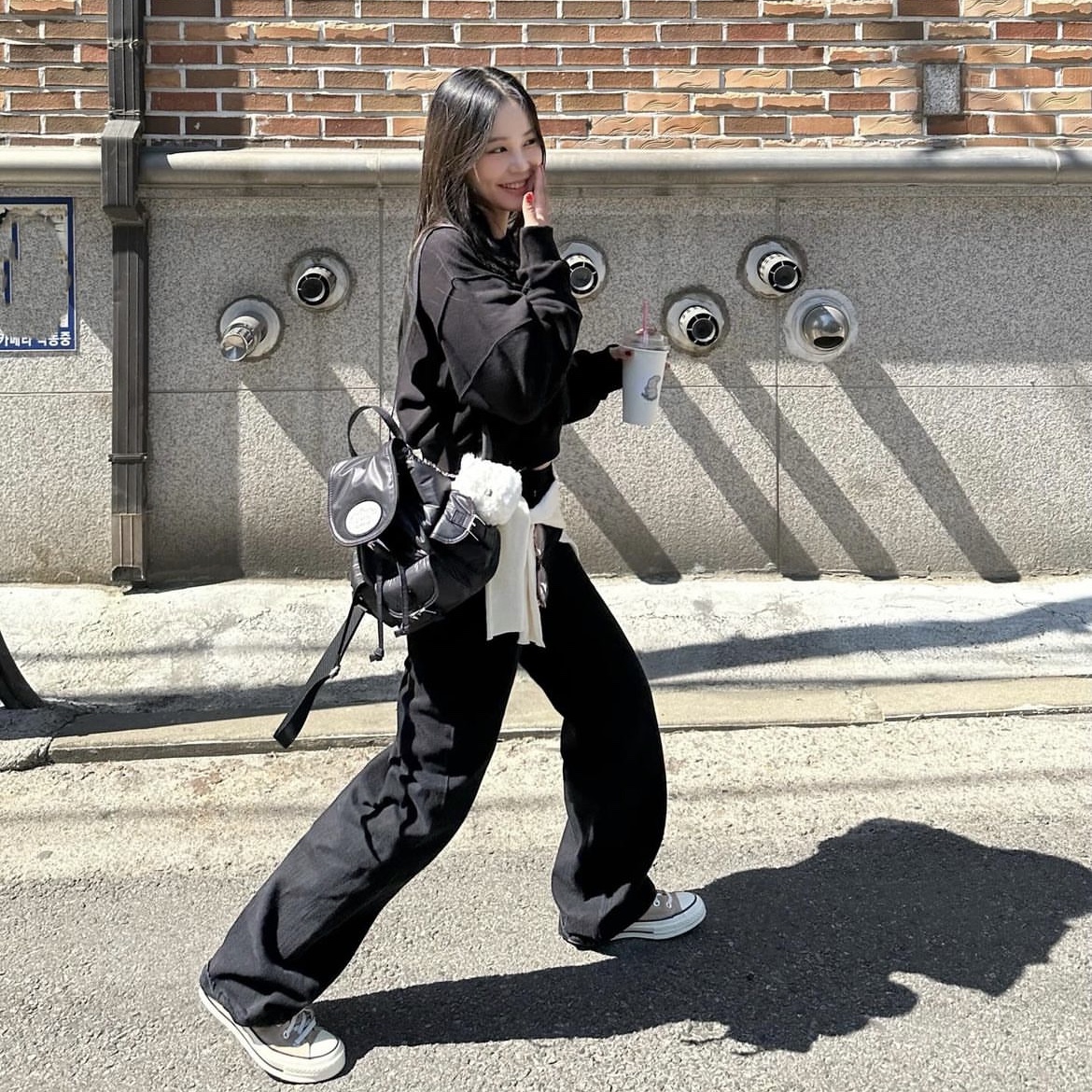 Lots You Nostalgia Chubby Backpack  Leather Black, LOTS YOU Nostalgia Chubby Backpack Black 착용 스타일