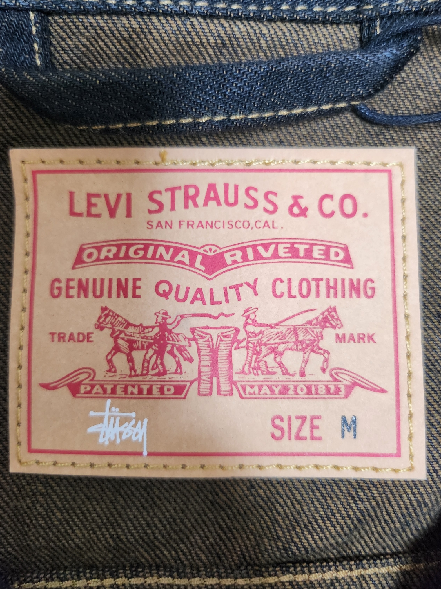 Stussy x Levi's Crispy Rinse Trucker Jacket Black 착용 스타일 - 5