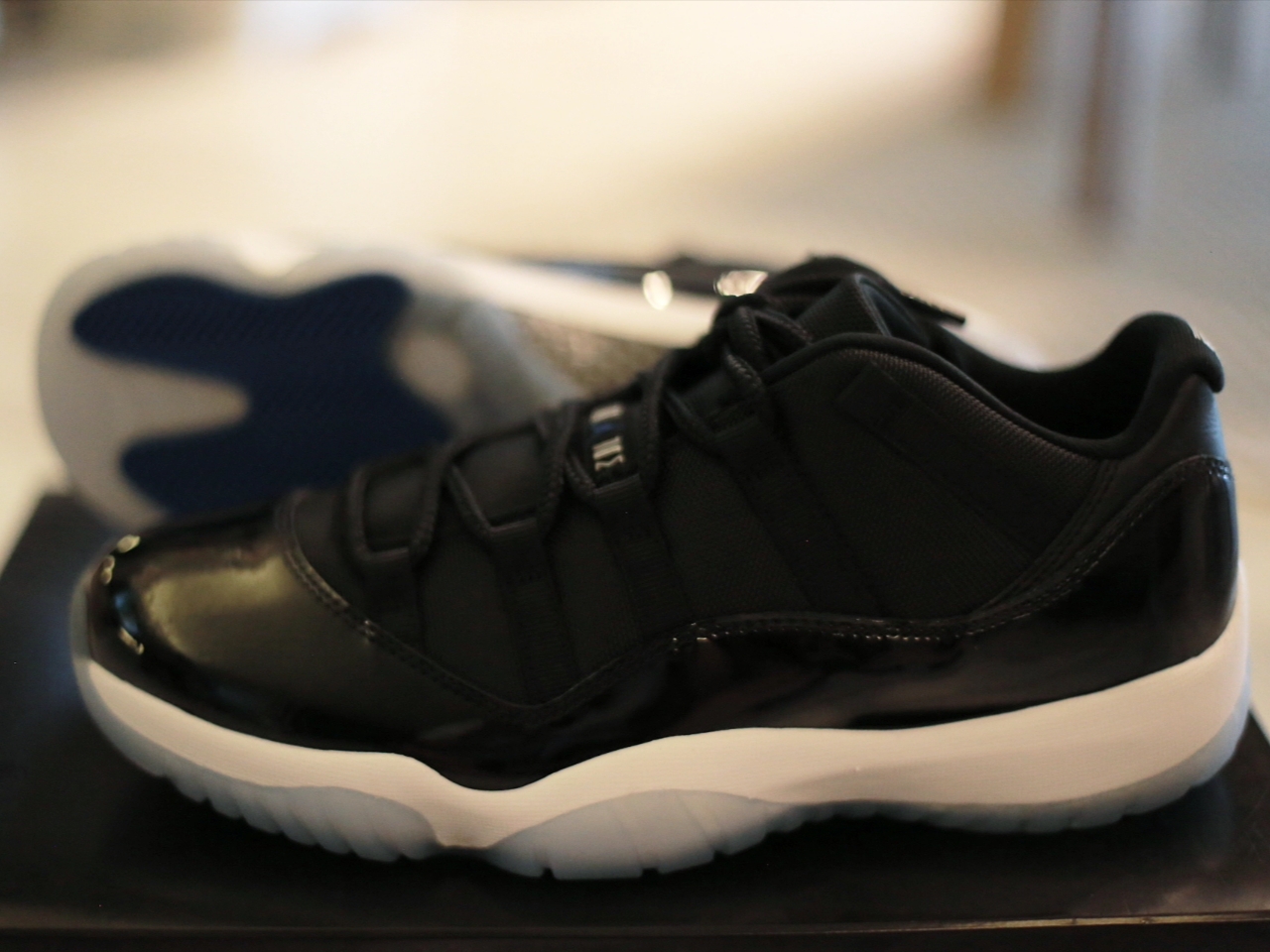 Jordan 11 Retro Low Black and Varsity Royal 착용 스타일 - 4