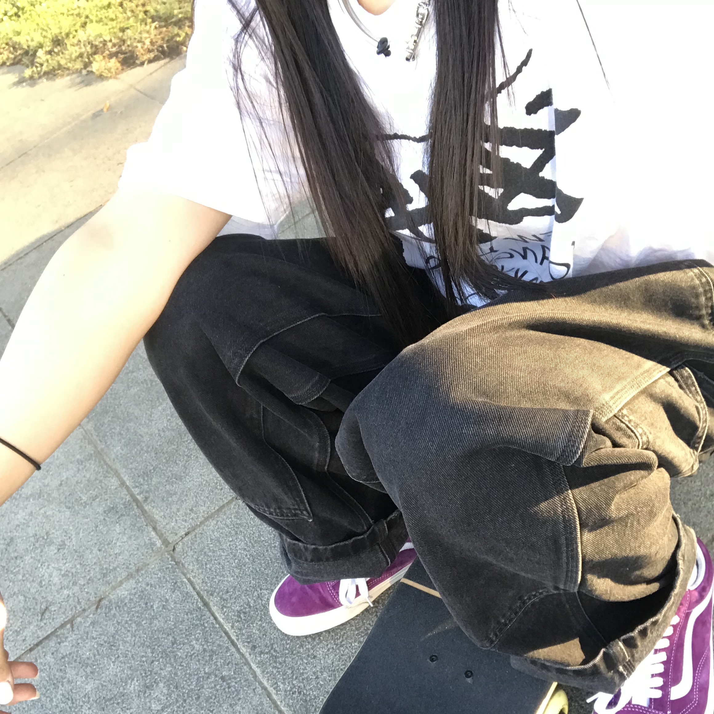 Stussy World Tour T-Shirt White 2024,2025, Carhartt WIP Nash Loose Fit Double Knee Pants Black Stone Washed 착용 스타일 - 2