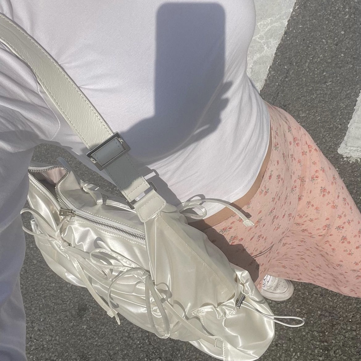 For Appeal String Ribbon Large Hobo Bag Glossy White, For Appeal String Ribbon Large Hobo Bag Glossy Black 착용 스타일