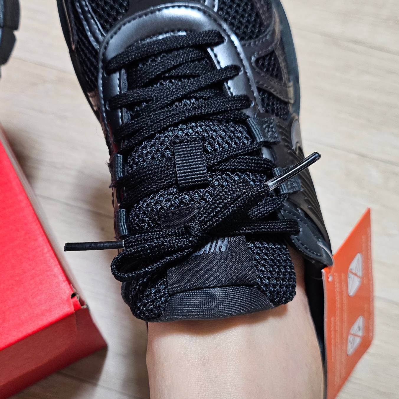 Nike V2K Run Black Anthracite 착용 스타일 - 2