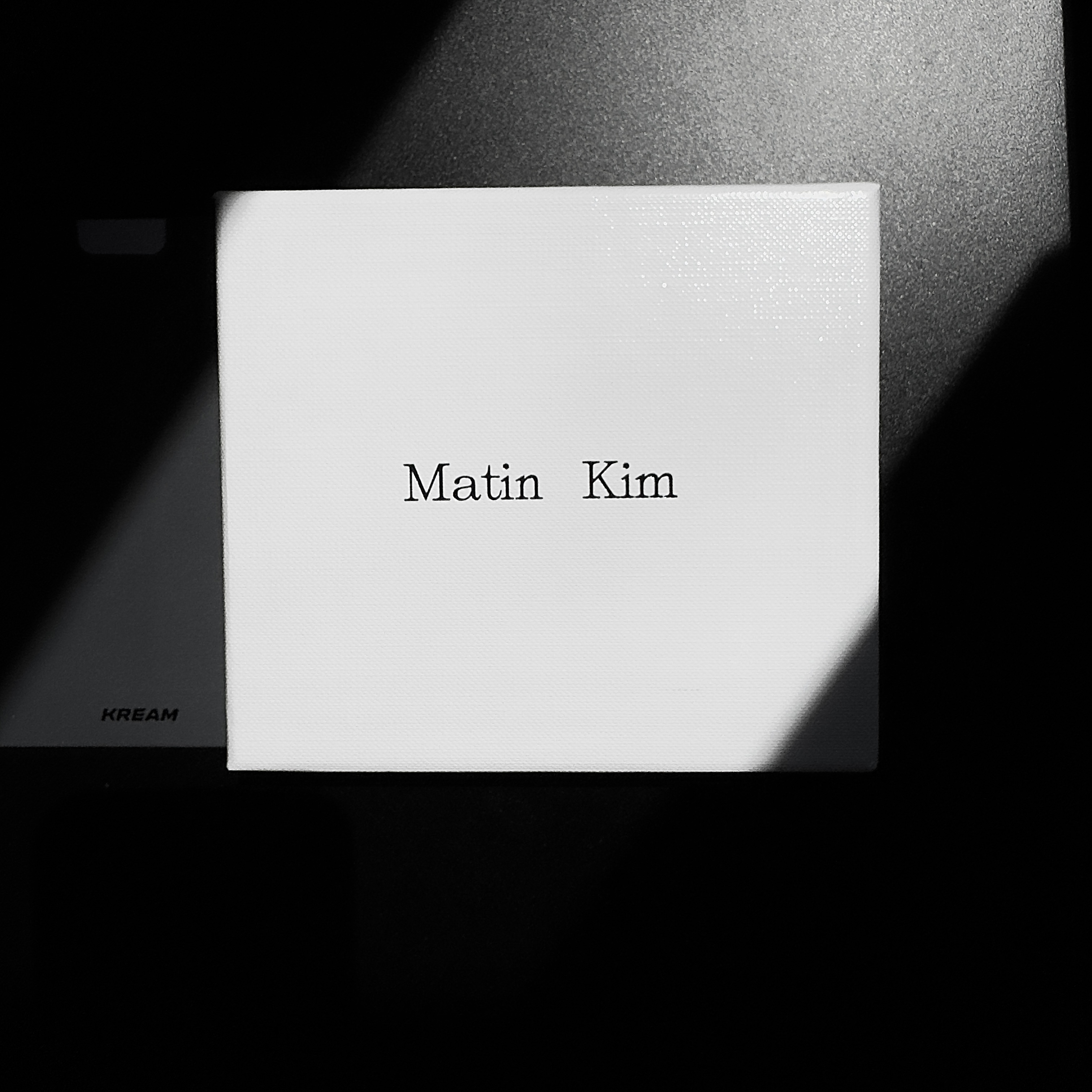 Matin Kim Accordion Wallet Black 착용 스타일 - 2