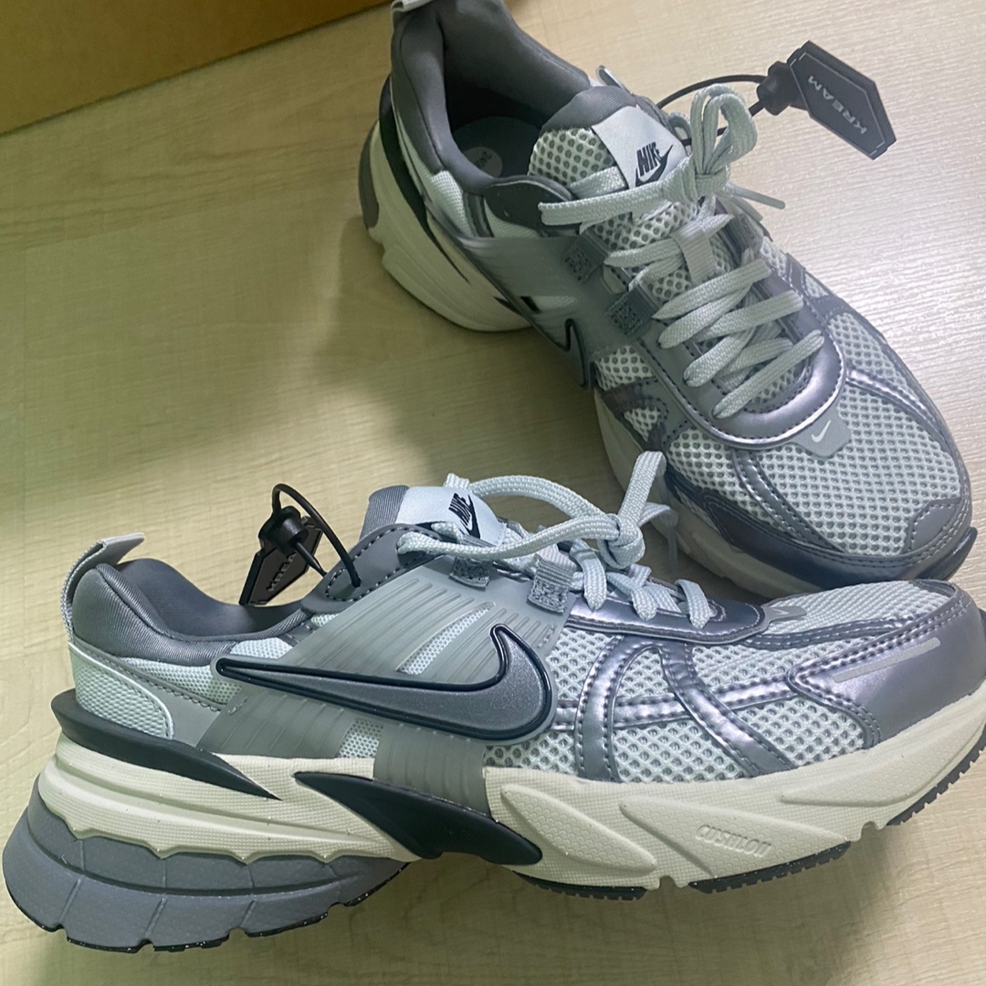 Nike V2K Run Pure Platinum Wolf Grey 착용 스타일