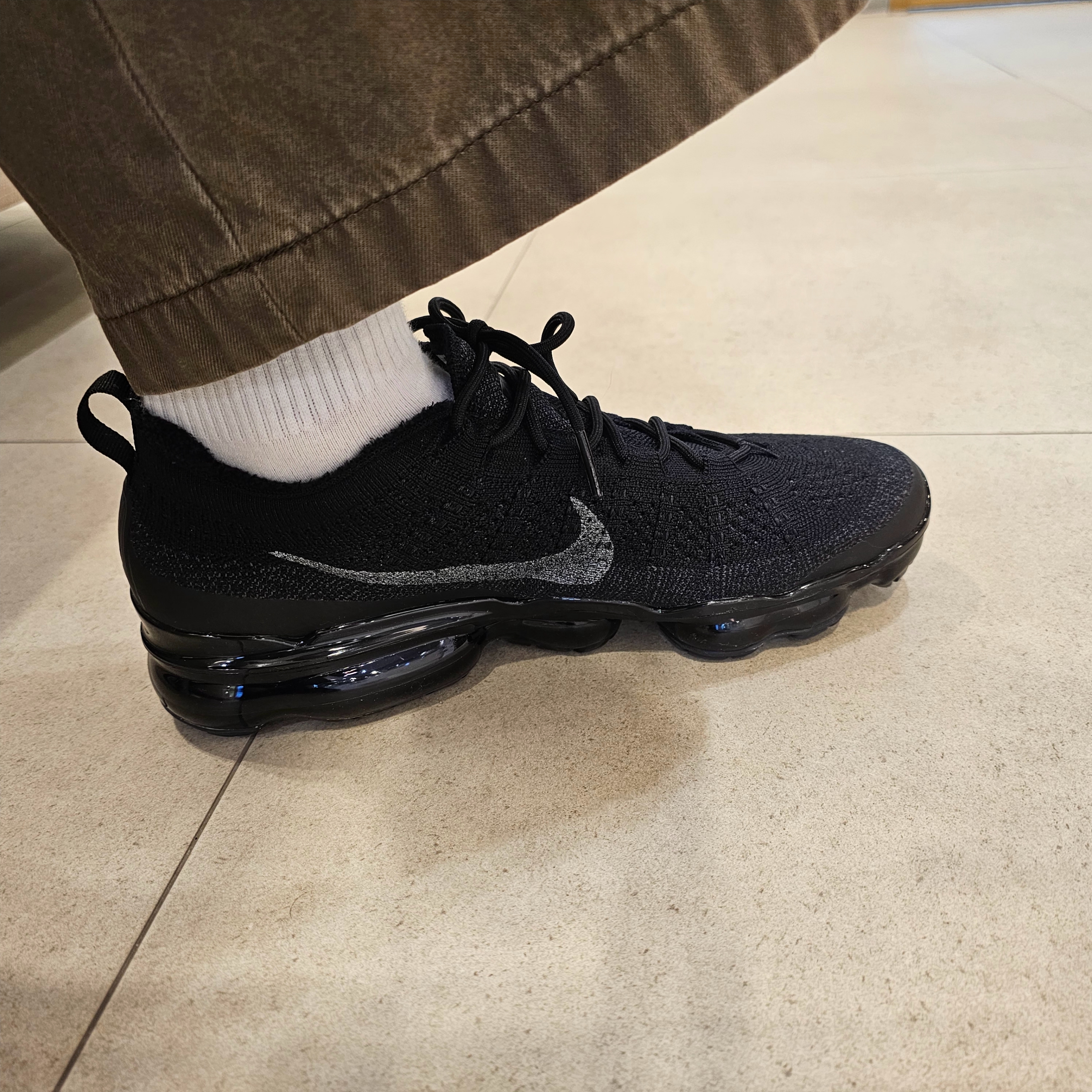 Nike Air VaporMax 2023 Flyknit Triple Black 착용 스타일 - 3