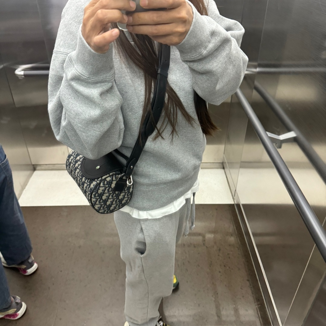 Dior Mini Roller Bag Strap Beige Black Dior Oblique Jacquard Black Grained Calfskin, Nike NSW Club French Terry Crew Sweatshirt Dark Grey Heather - Asia 착용 스타일
