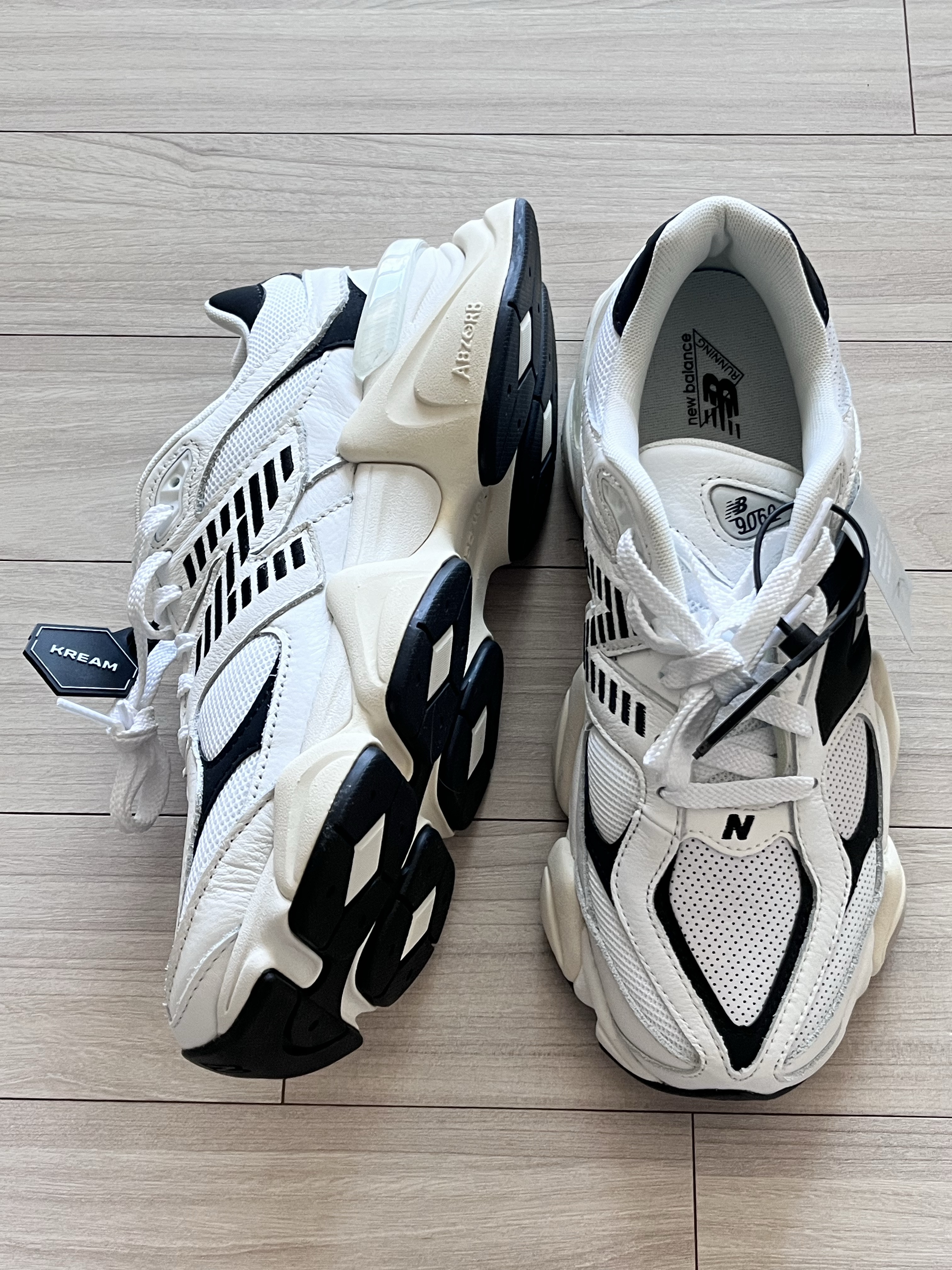 New Balance 9060 White Black 착용 스타일 - 2