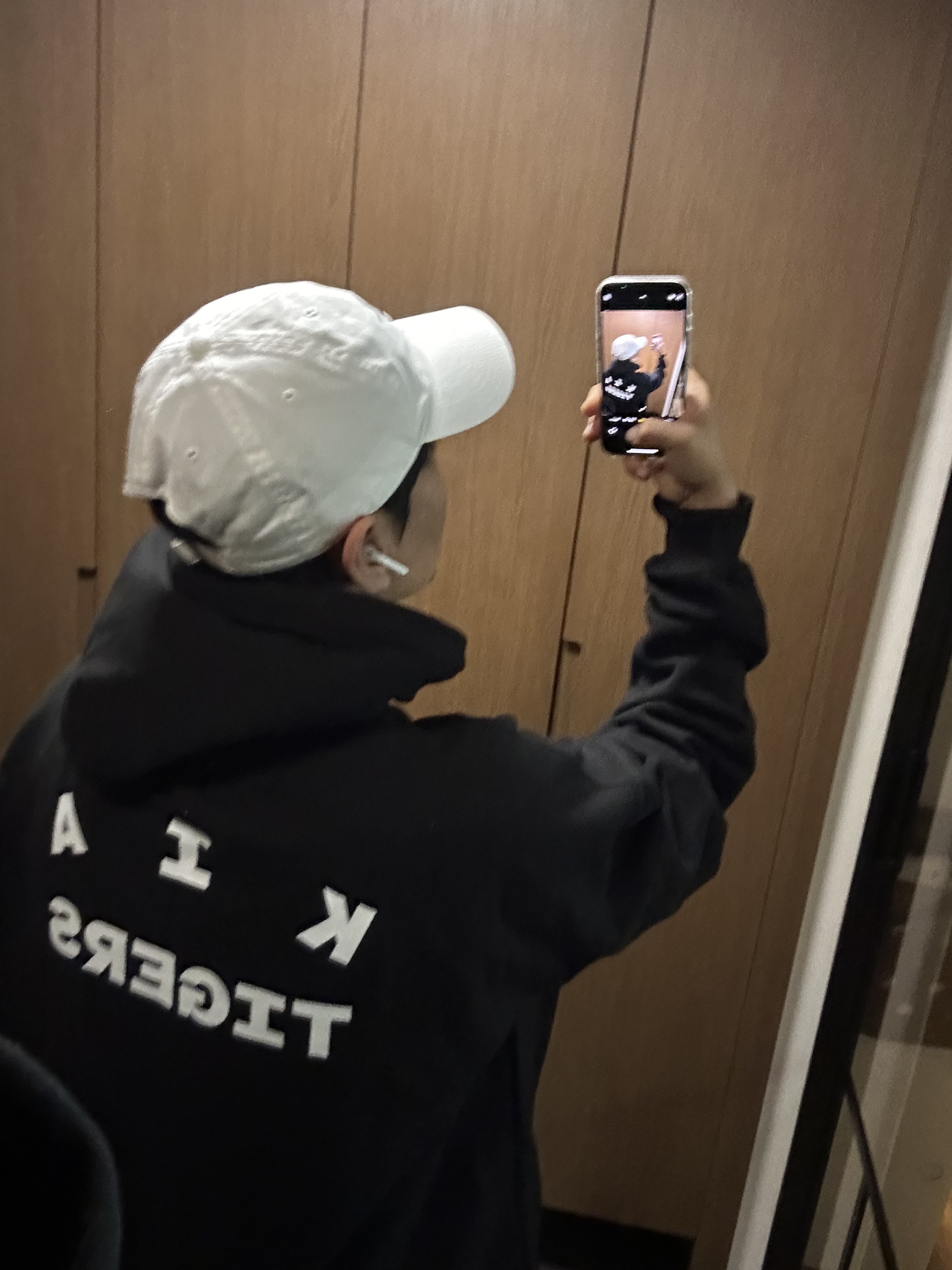 Kia Tigers x IAB Studio Brand Day Hoodie Black, Nike Heritage 86 Futura Washed Cap White 착용 스타일 - 1
