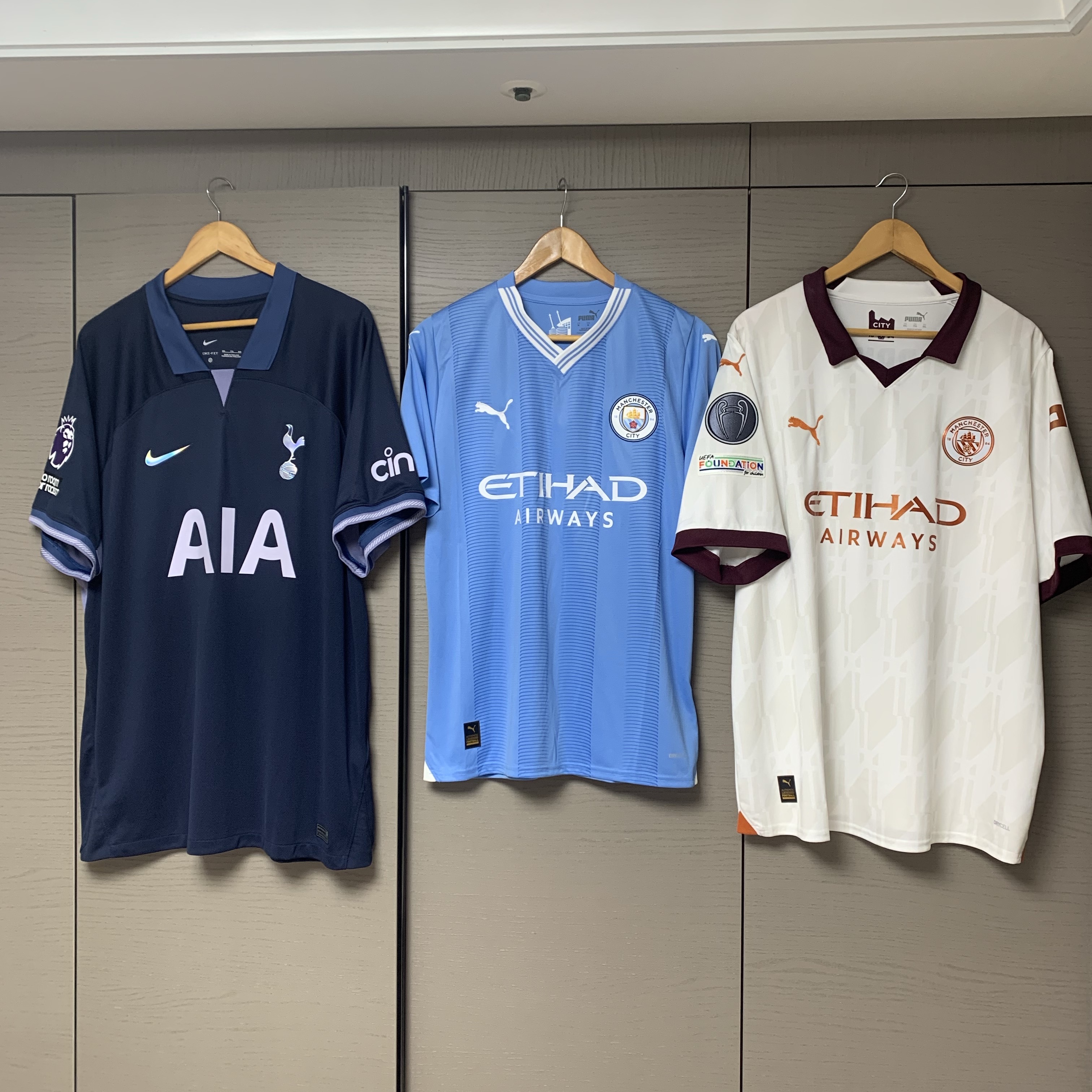 Nike Tottenham Hotspur 2023/24 Dri-Fit Stadium Away Jersey Mystic Navy (Non Marking Ver.), Puma Manchester City 2023/24 Away Jersey White Aubergine (Non Marking Ver.) 착용 스타일 - 1