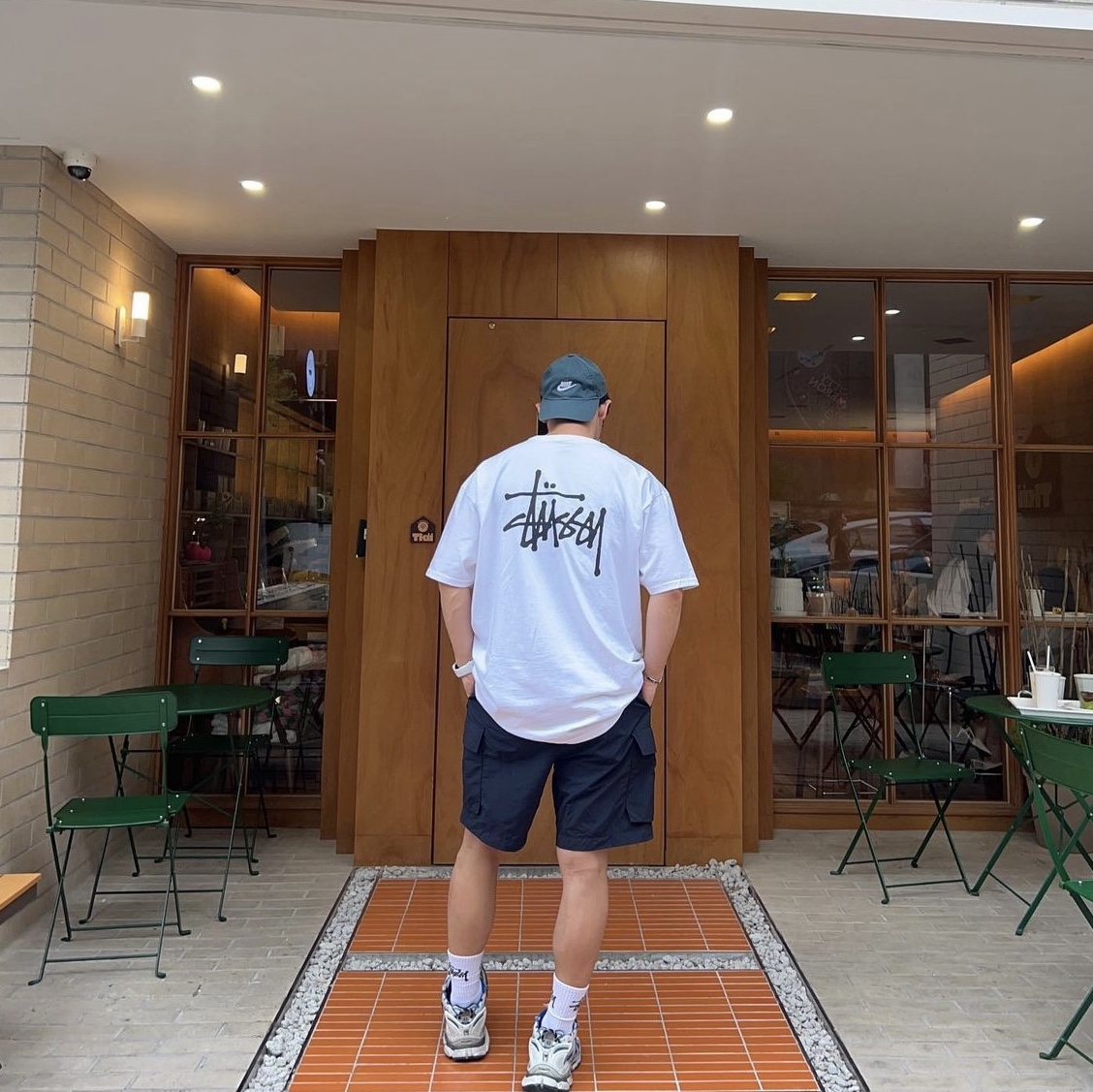 Stussy Basic Stussy T-Shirt White 2024, 2025, Balenciaga Runner Sneakers Blue White 착용 스타일