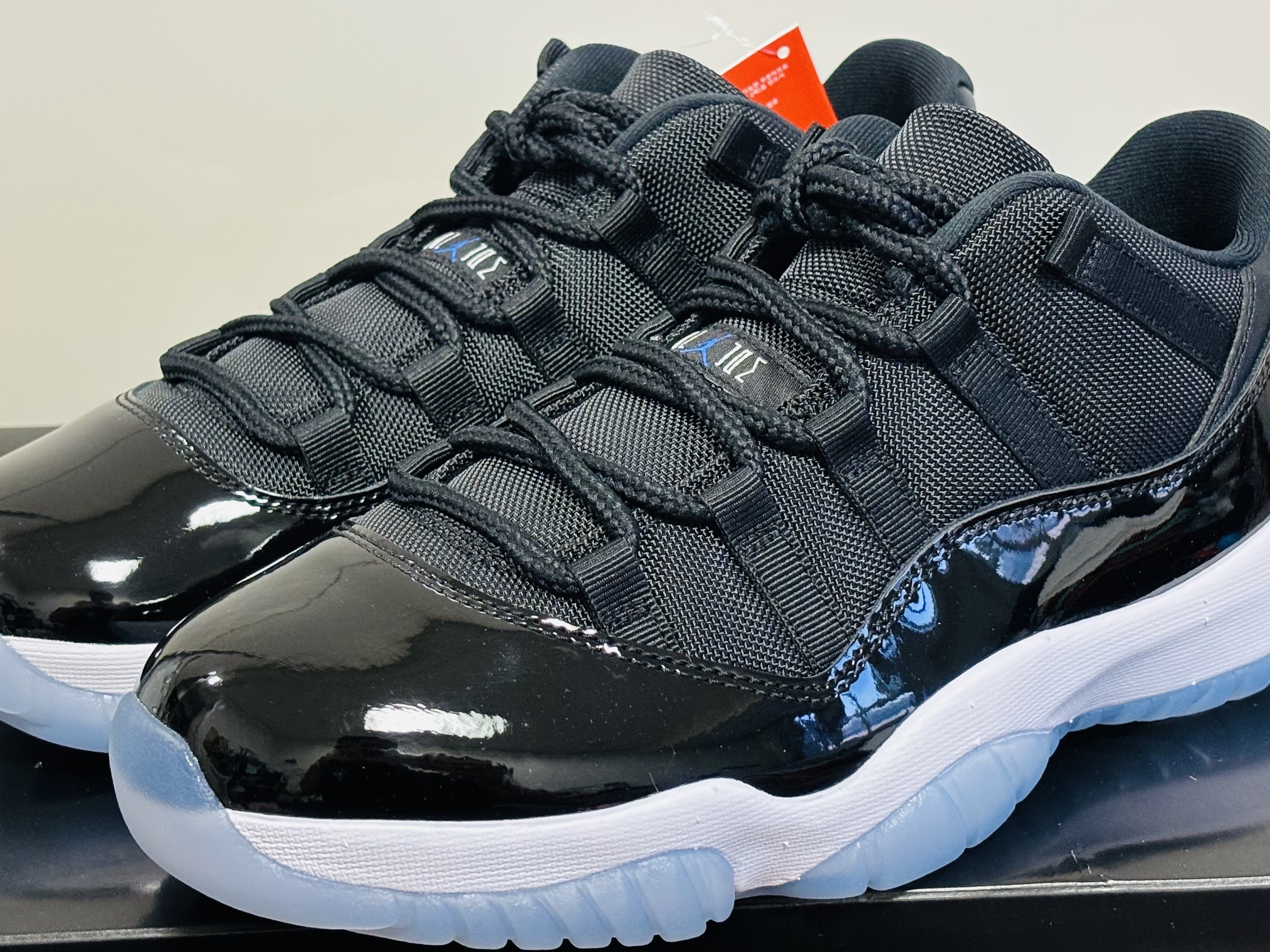 Jordan 11 Retro Low Black and Varsity Royal 착용 스타일