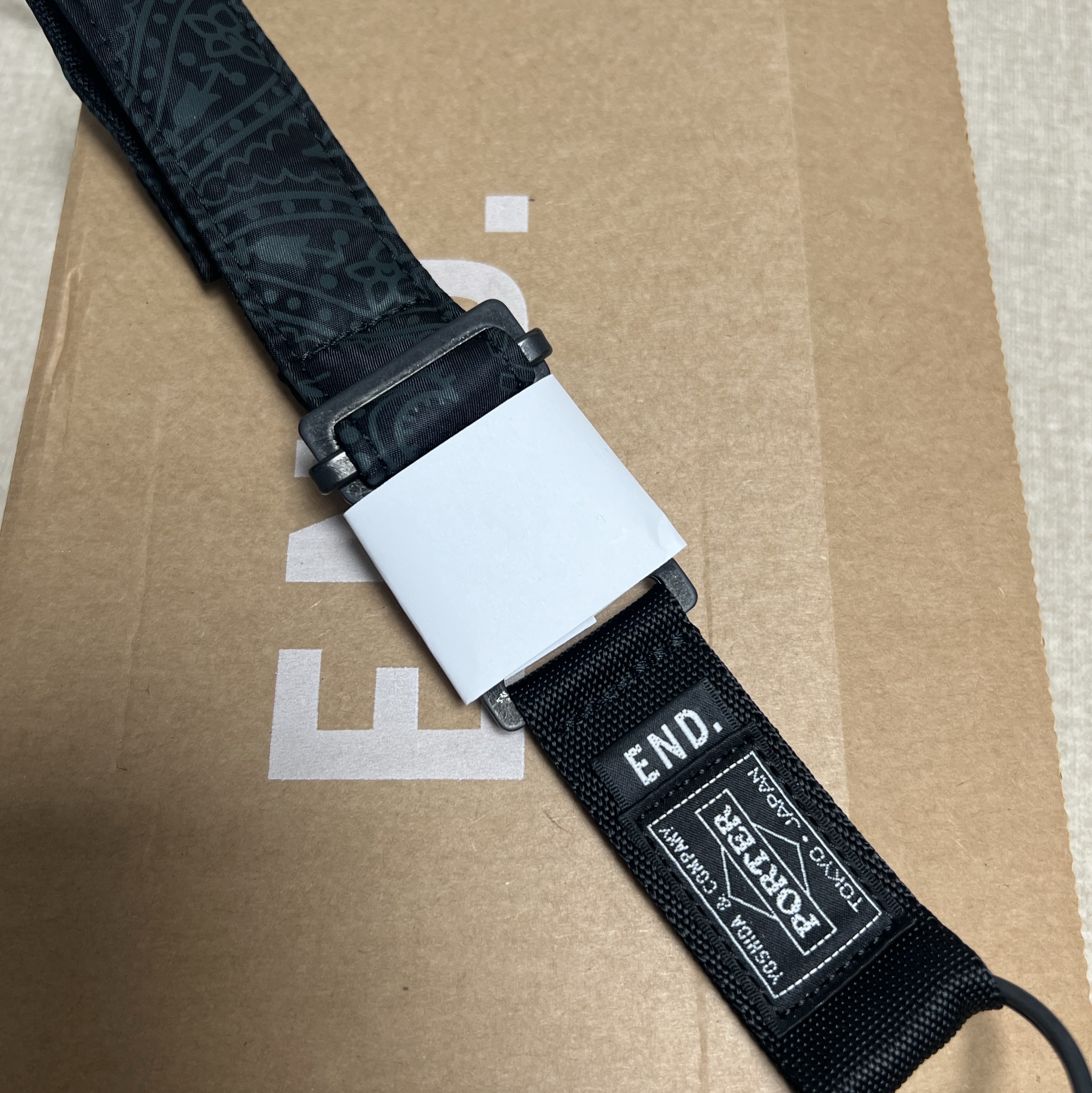 Porter x END. Bandana Clip Keyring Black 착용 스타일 - 1
