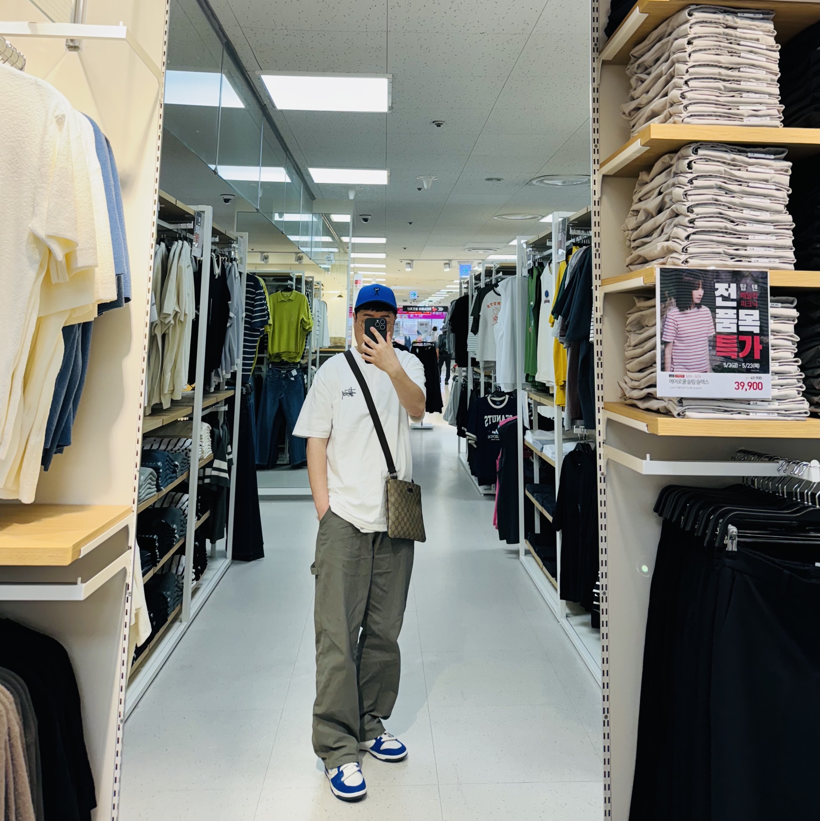 Puma x AMI Low Curve Cap Dazzling Blue, Stussy Melted T-Shirt White 착용 스타일 - 1