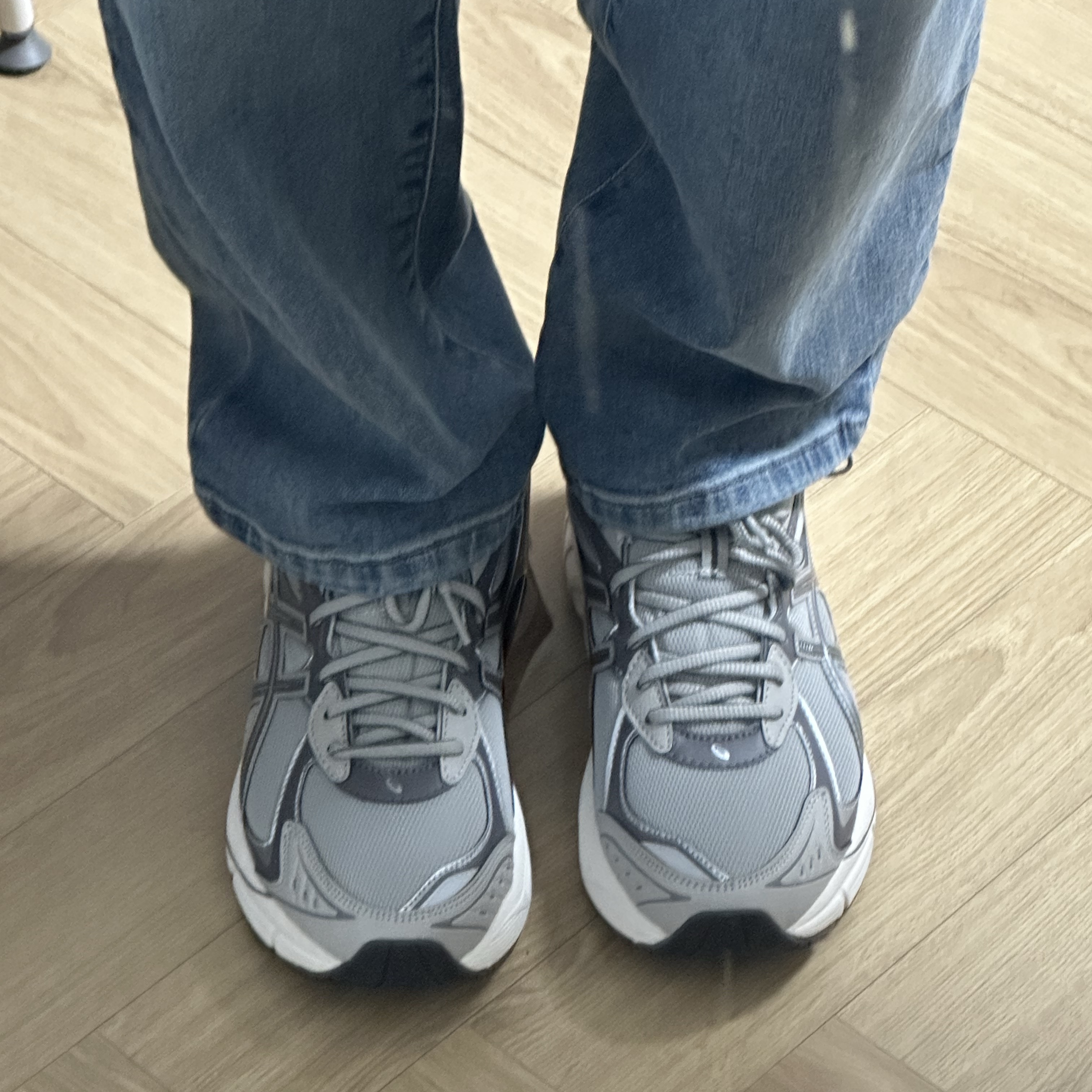 Asics GT-2160 Oyster Grey Carbon 착용 스타일 - 1