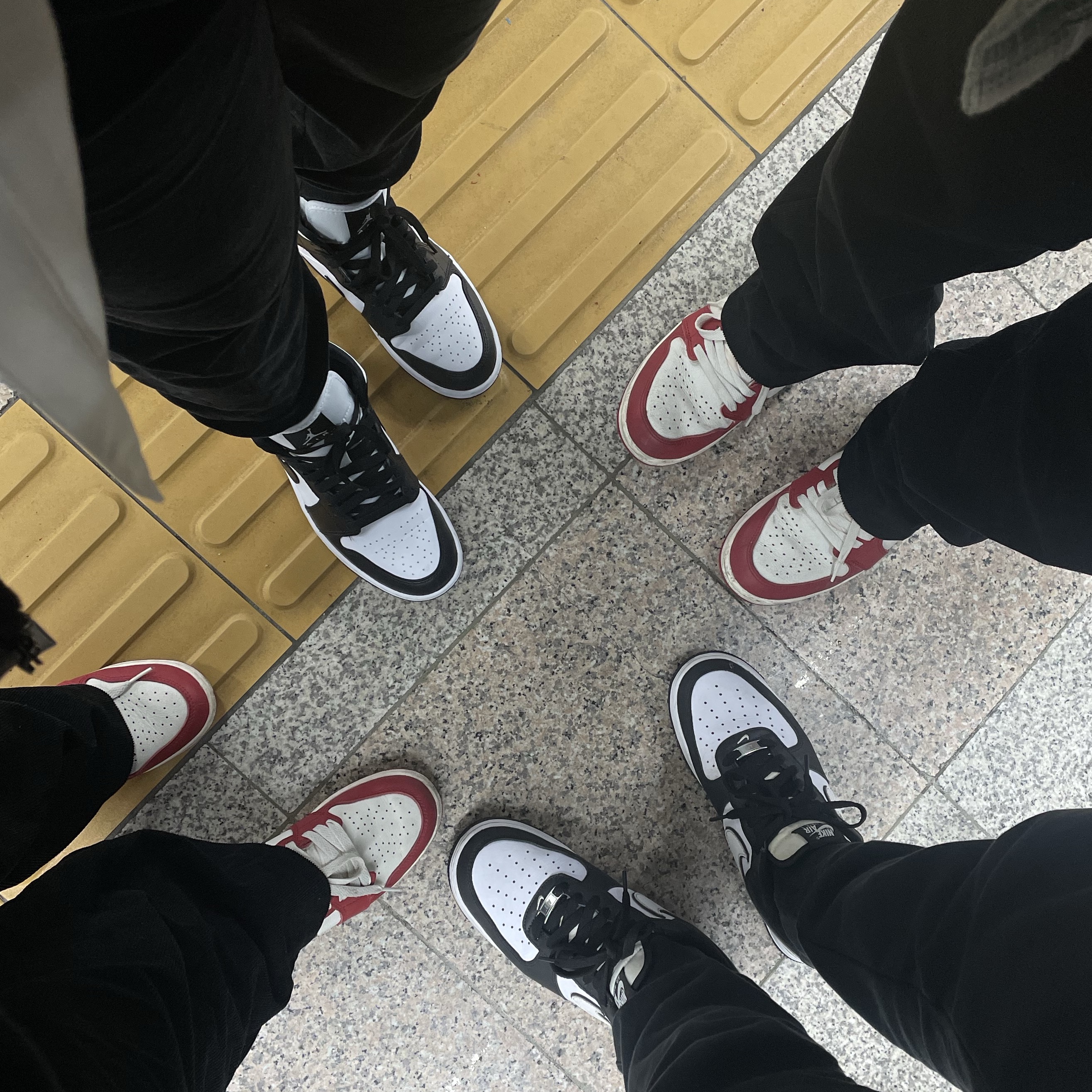 (GS) Jordan 1 Retro High OG Chicago 2022, Jordan 1 Retro High OG Chicago 2022 착용 스타일