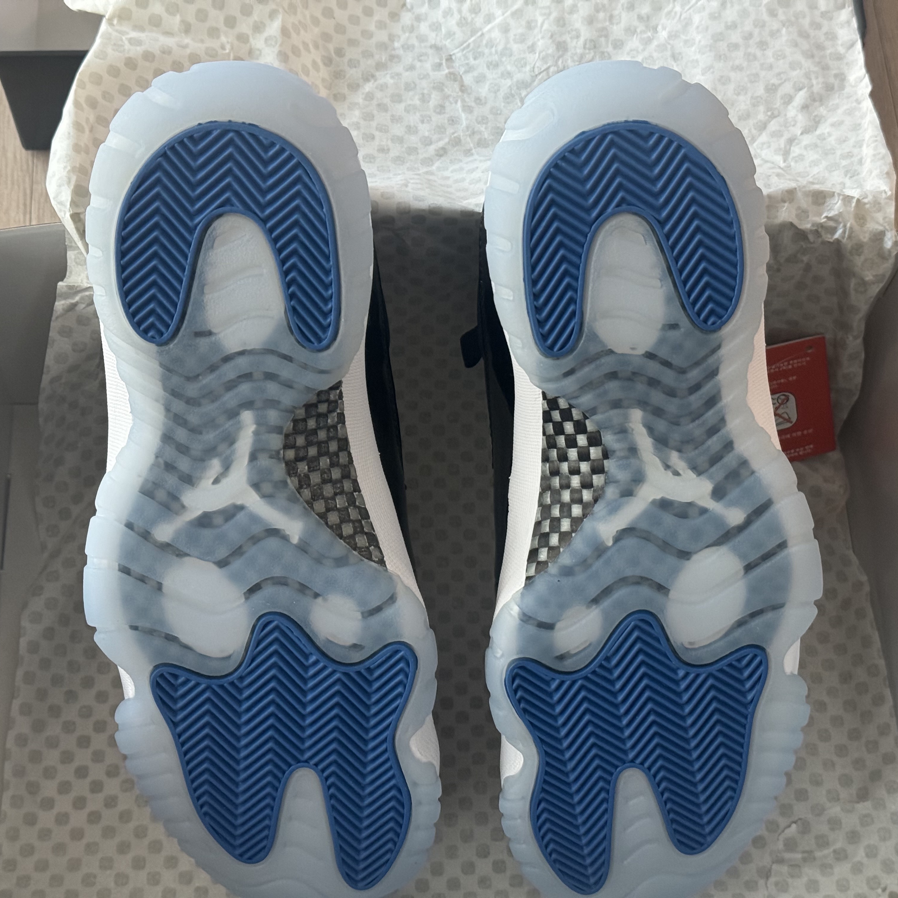 Jordan 11 Retro Low Black and Varsity Royal 착용 스타일 - 2