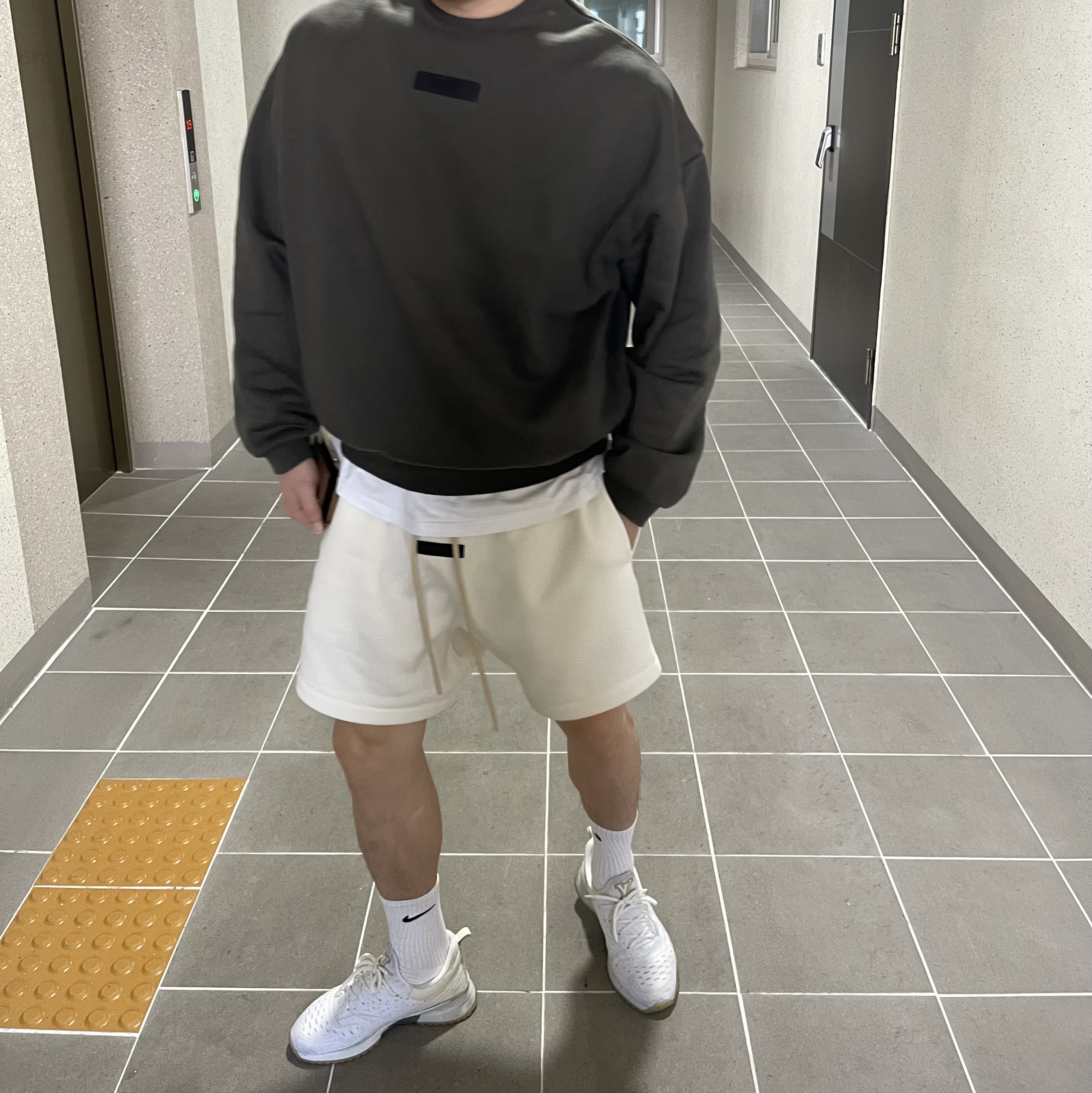 Essentials Crewneck Ink - 24SS, Essentials Sweatshort Cloud Dancer - 23FW 착용 스타일