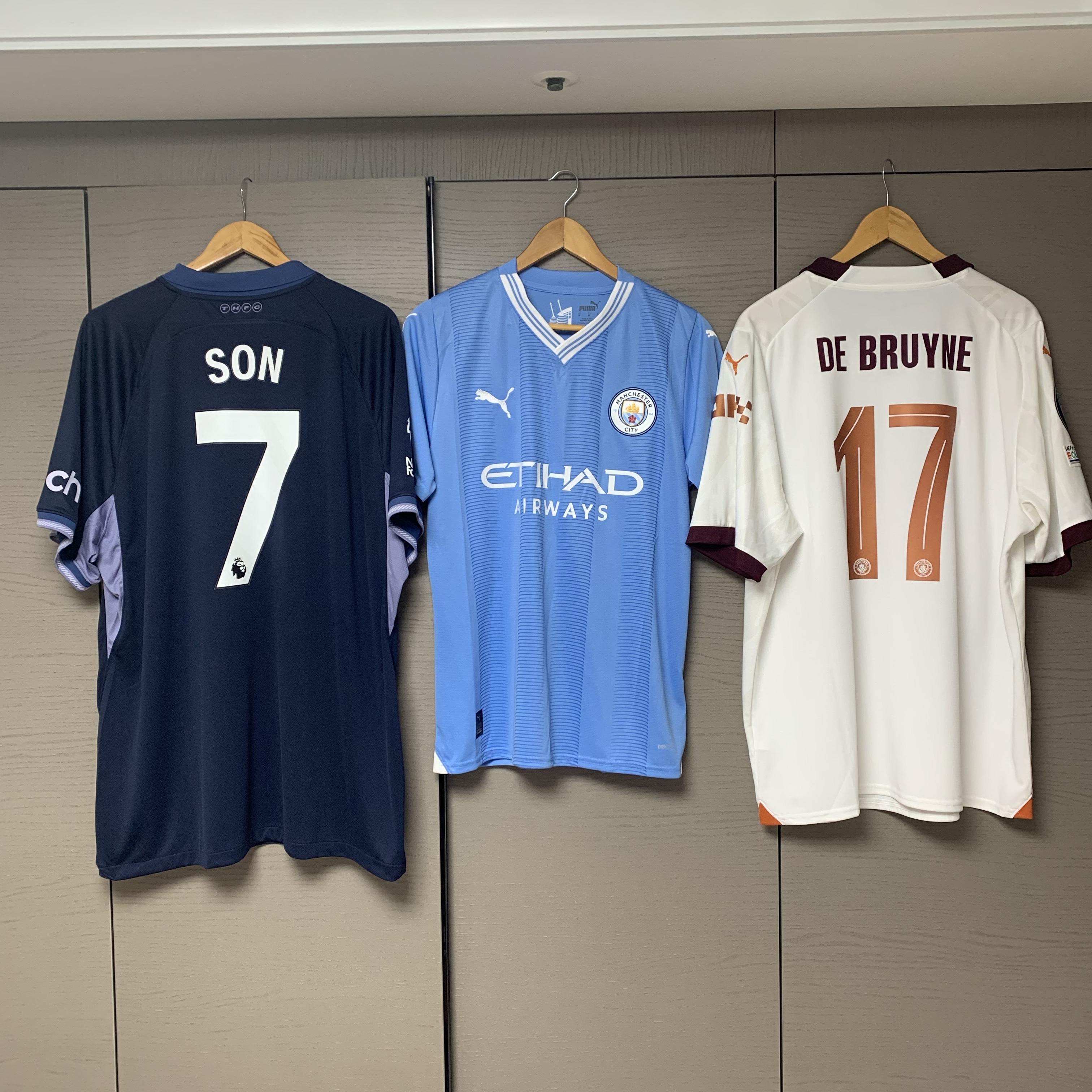 Nike Tottenham Hotspur 2023/24 Dri-Fit Stadium Away Jersey Mystic Navy (Non Marking Ver.), Puma Manchester City 2023/24 Away Jersey White Aubergine (Non Marking Ver.) 착용 스타일 - 2