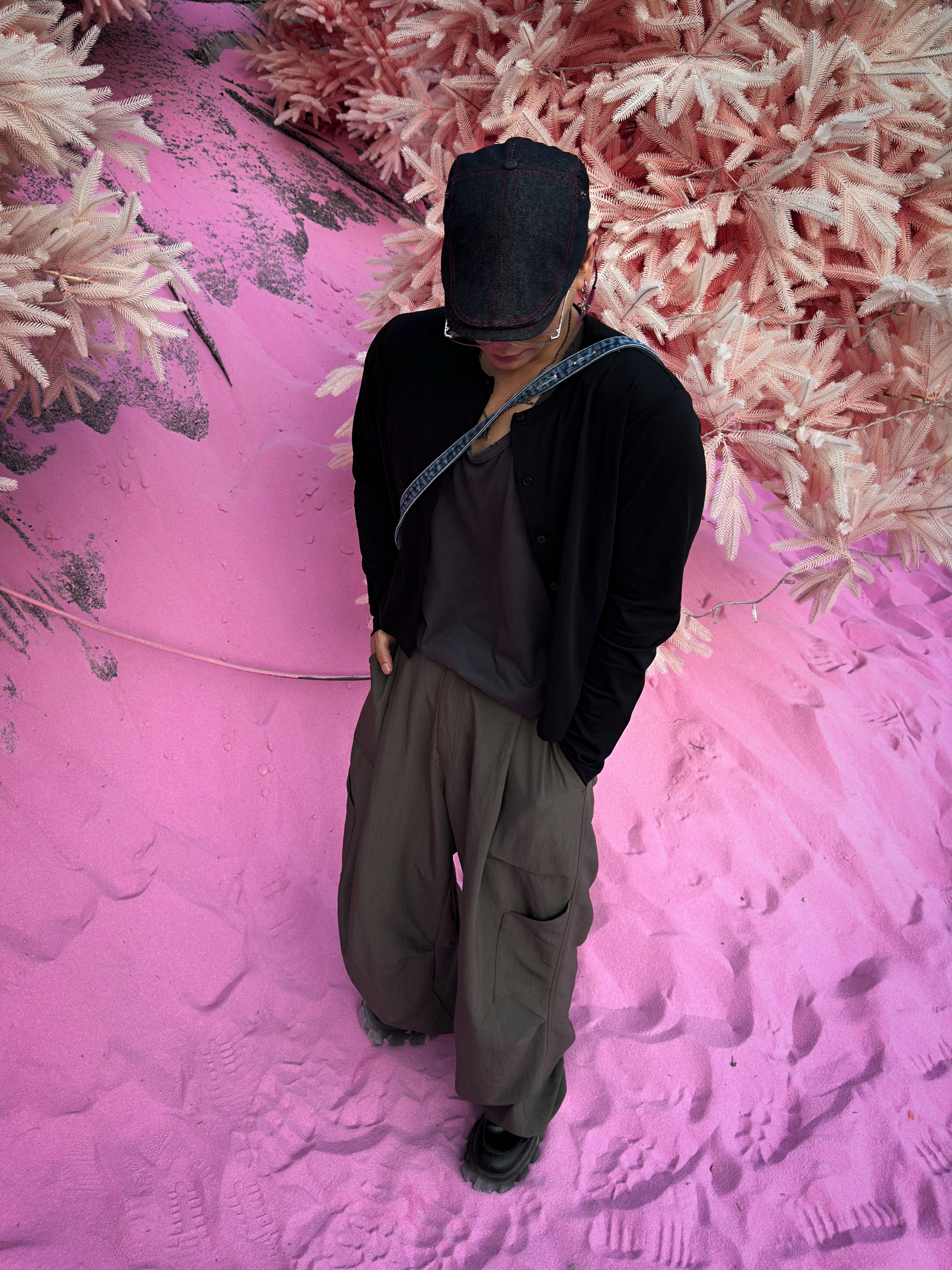 True Religion x KIRSH Stitch Point Denim Hunting Cap Red Stitch, Prada Monolith Brushed Leather Lace-Up Shoes Black 착용 스타일 - 3