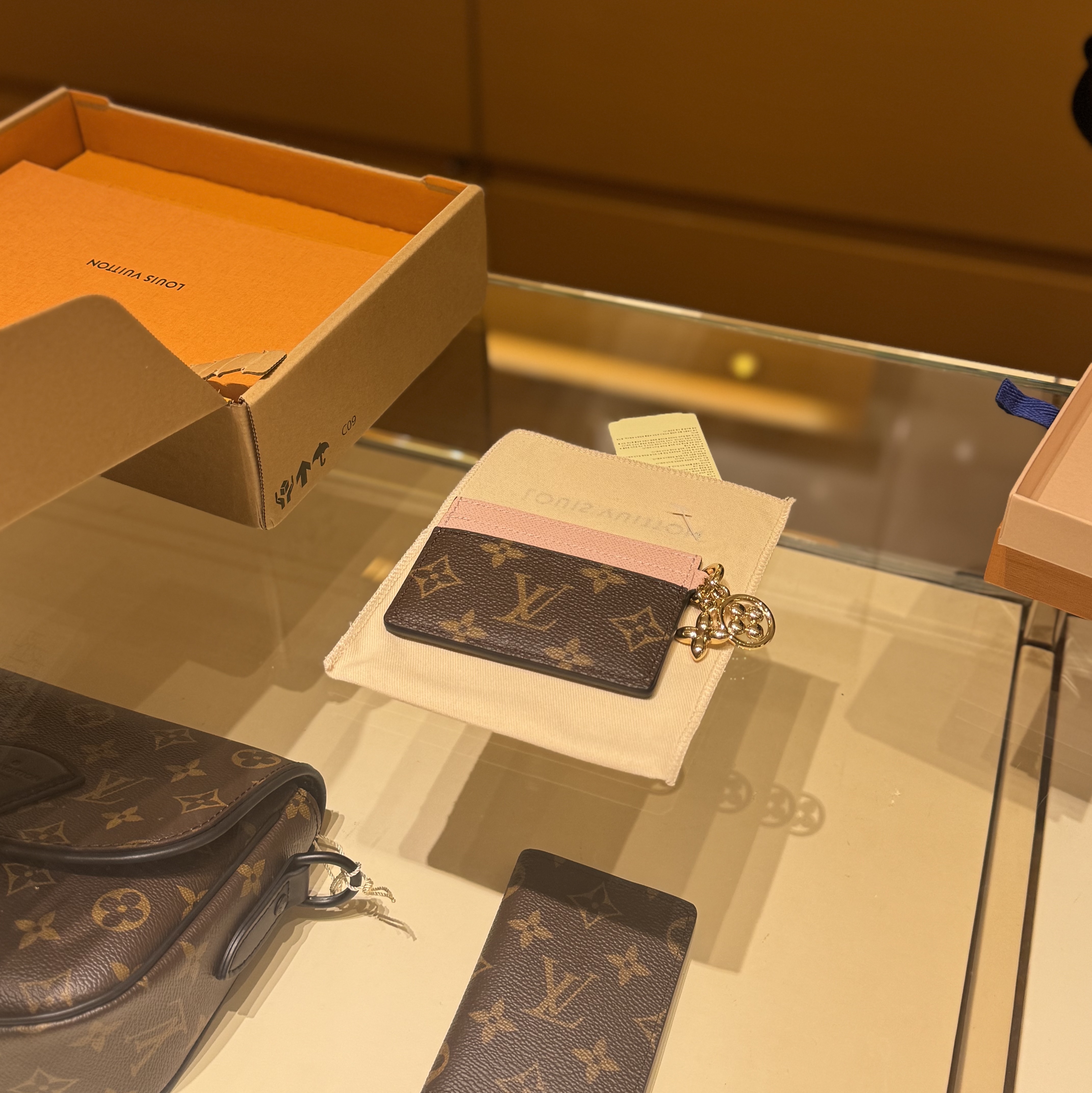 Louis Vuitton LV Charm Card Holder Monogram Rose Ballerine Pink 착용 스타일