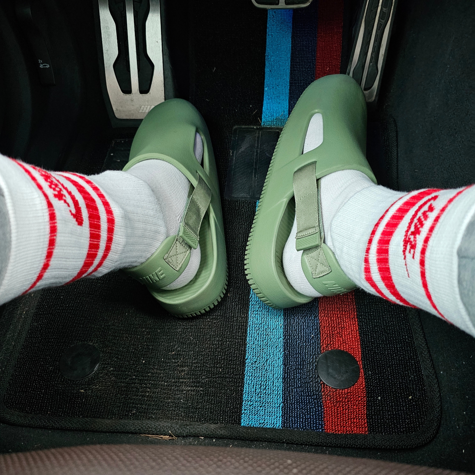 Nike Calm Mule Oil Green, Nike NSW Everyday Essential Crew Socks White University Red (3 Pack/Korean Ver.) 착용 스타일