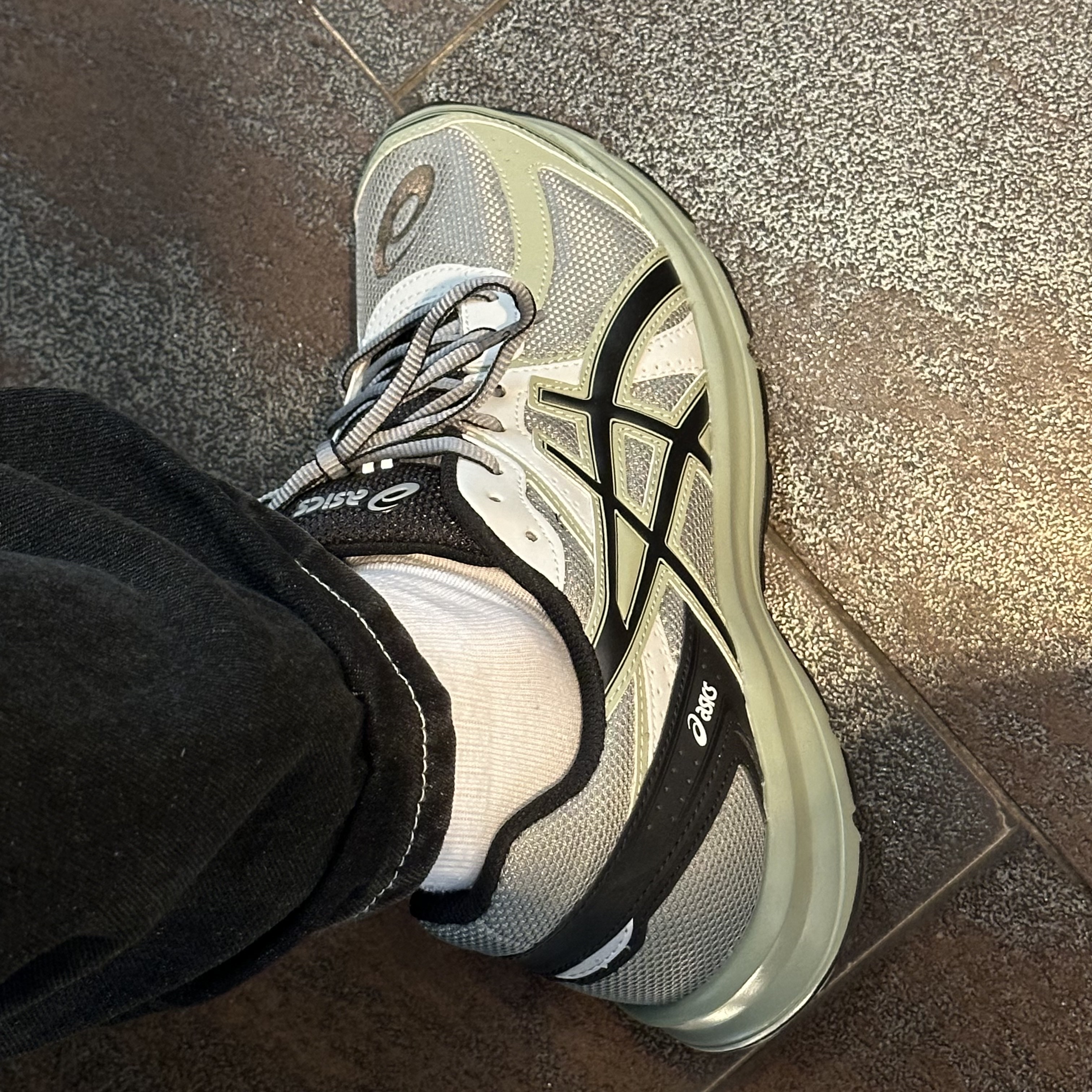 Asics Jog 100 S Sheet Rock - 2E Wide 착용 스타일 - 2