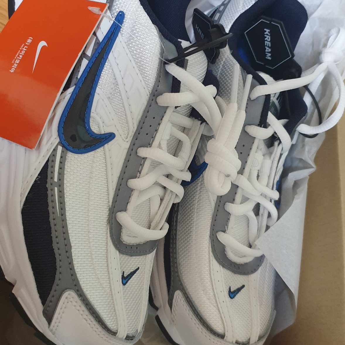 Nike Initiator White Obsidian Metallic Cool Grey 착용 스타일