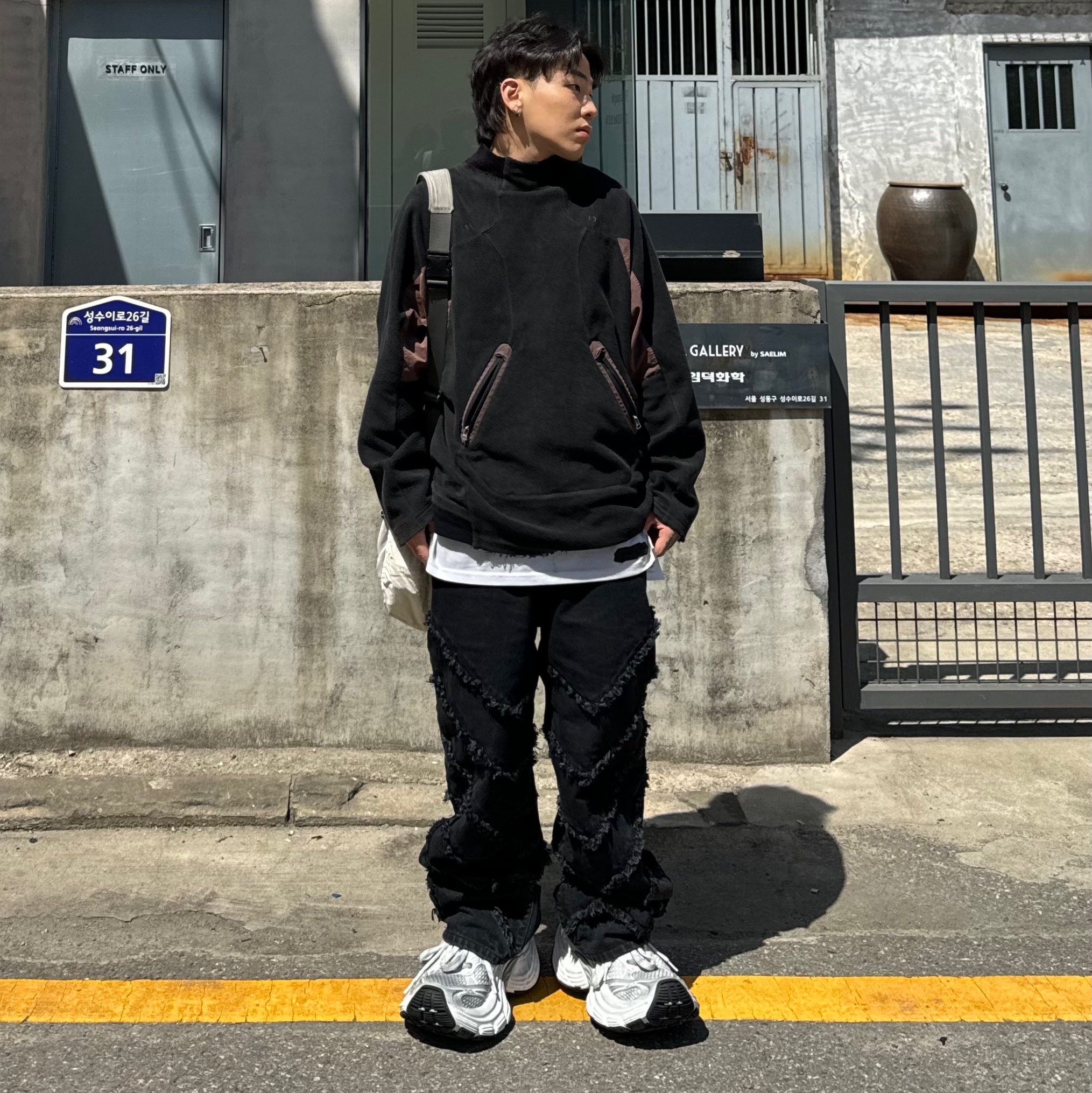 Balenciaga 10XL Sneakers White Grey Silver Black 착용 스타일 - 1