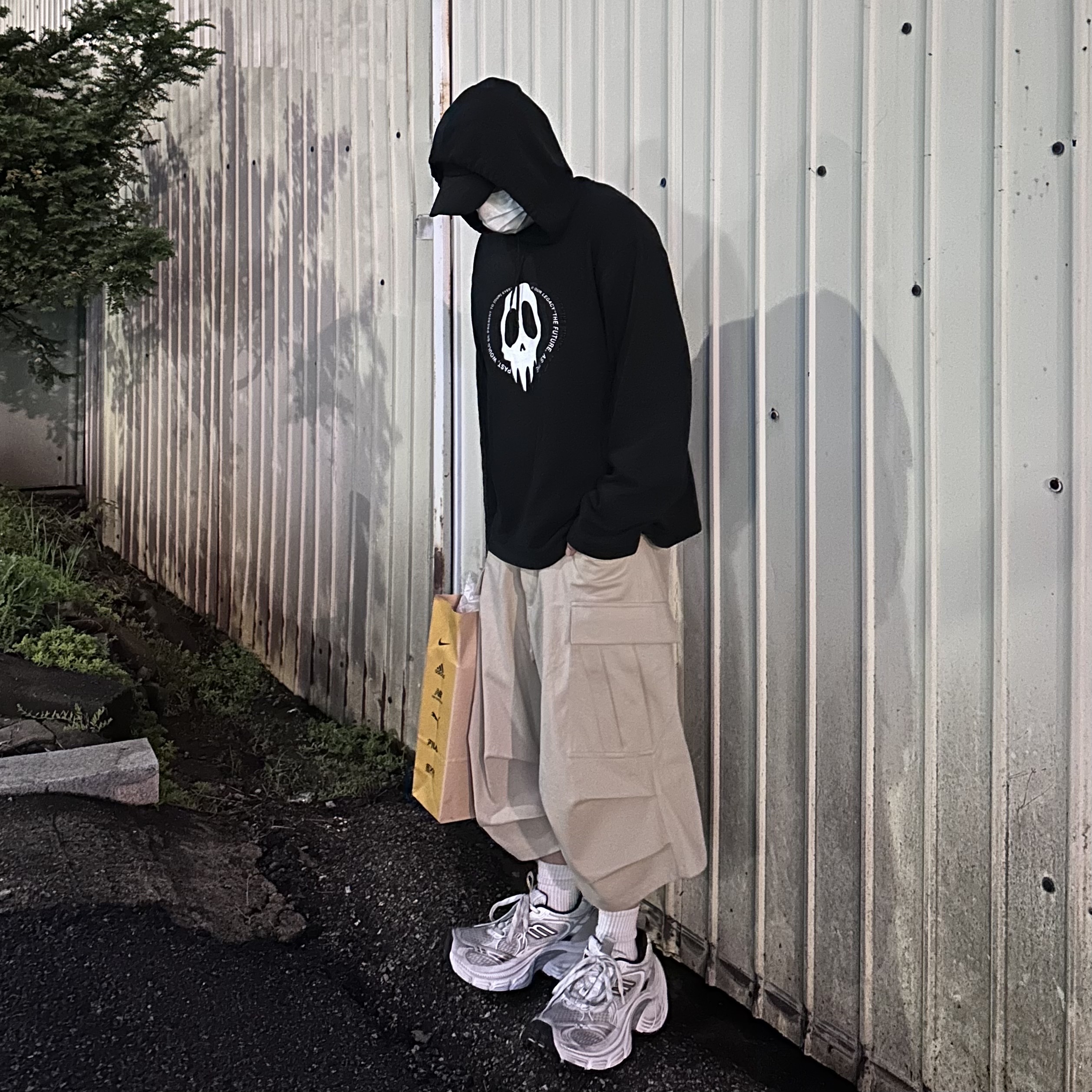 Nonnod Side Cargo Shorts Beige, Balenciaga 10XL Sneakers White Grey Silver Black 착용 스타일 - 3