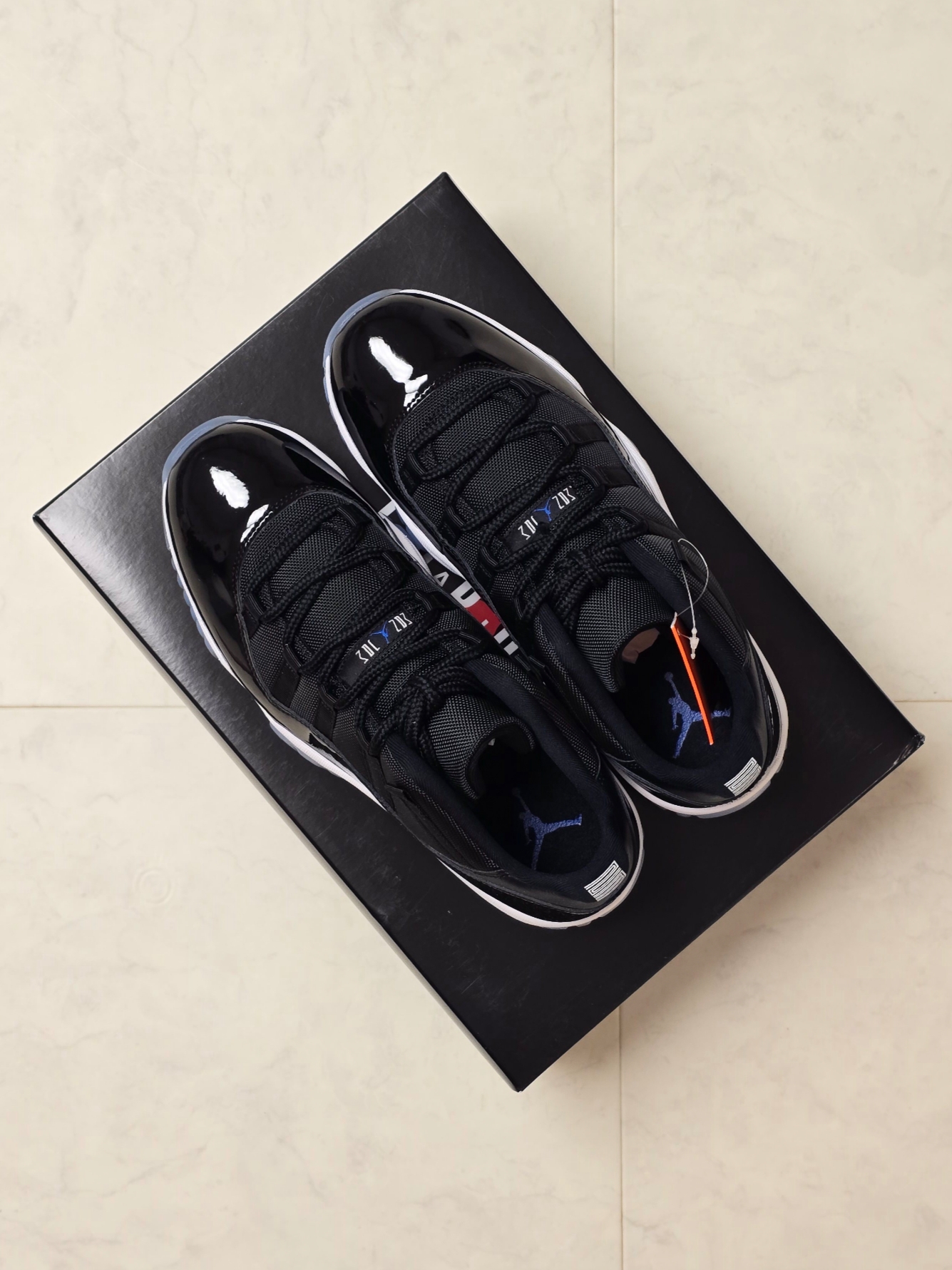 Jordan 11 Retro Low Black and Varsity Royal 착용 스타일 - 1