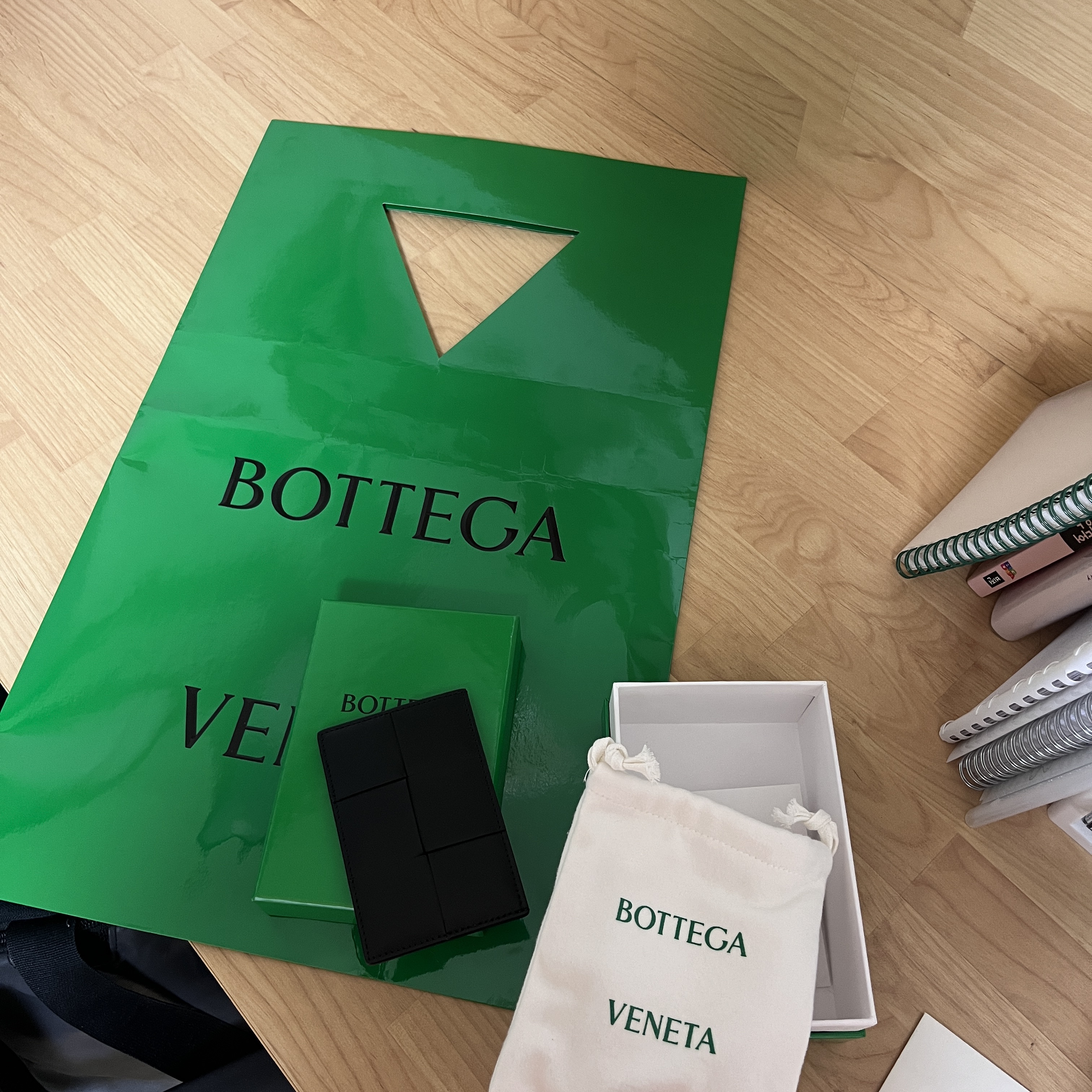 Bottega Veneta Credit Card Case Calfskin Black 착용 스타일