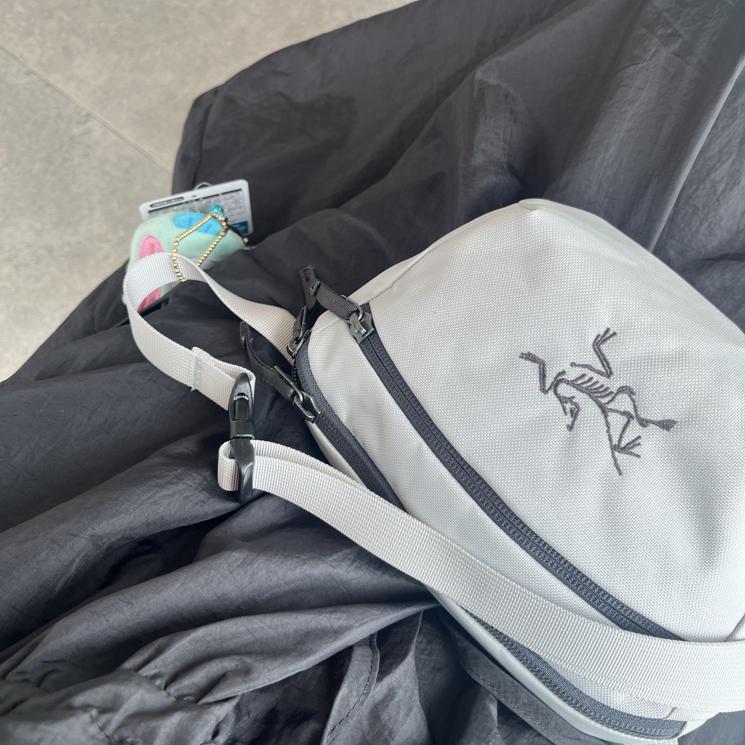 Arc'teryx Mantis 1 Waistpack Solitude Graphite 착용 스타일 - 1