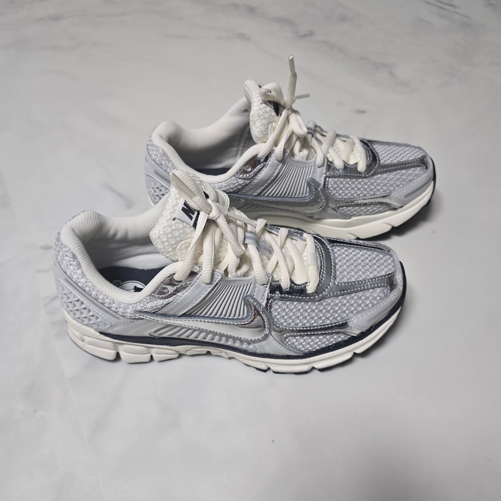 Nike Zoom Vomero 5 Photon Dust Gridiron 착용 스타일 - 2