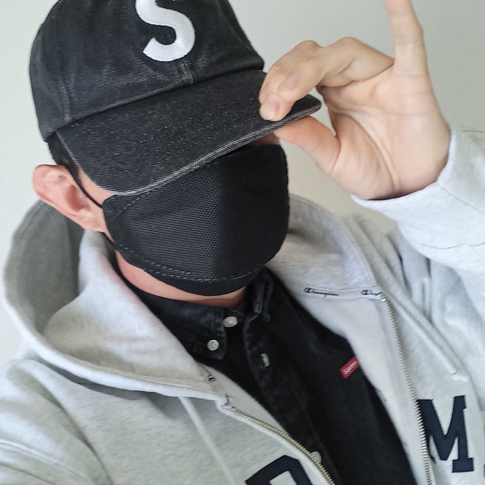 Supreme Pigment Canvas S Logo 6-Panel Black - 23SS, Supreme x Champion Zip Up Hooded Sweatshirt Ash Grey - 24SS 착용 스타일 - 1
