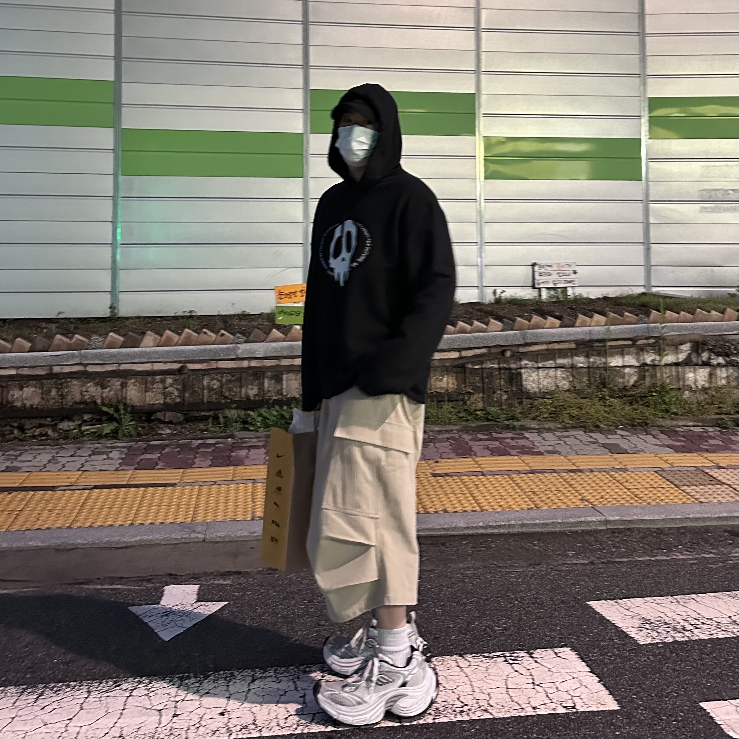 Nonnod Side Cargo Shorts Beige, Balenciaga 10XL Sneakers White Grey Silver Black 착용 스타일 - 1