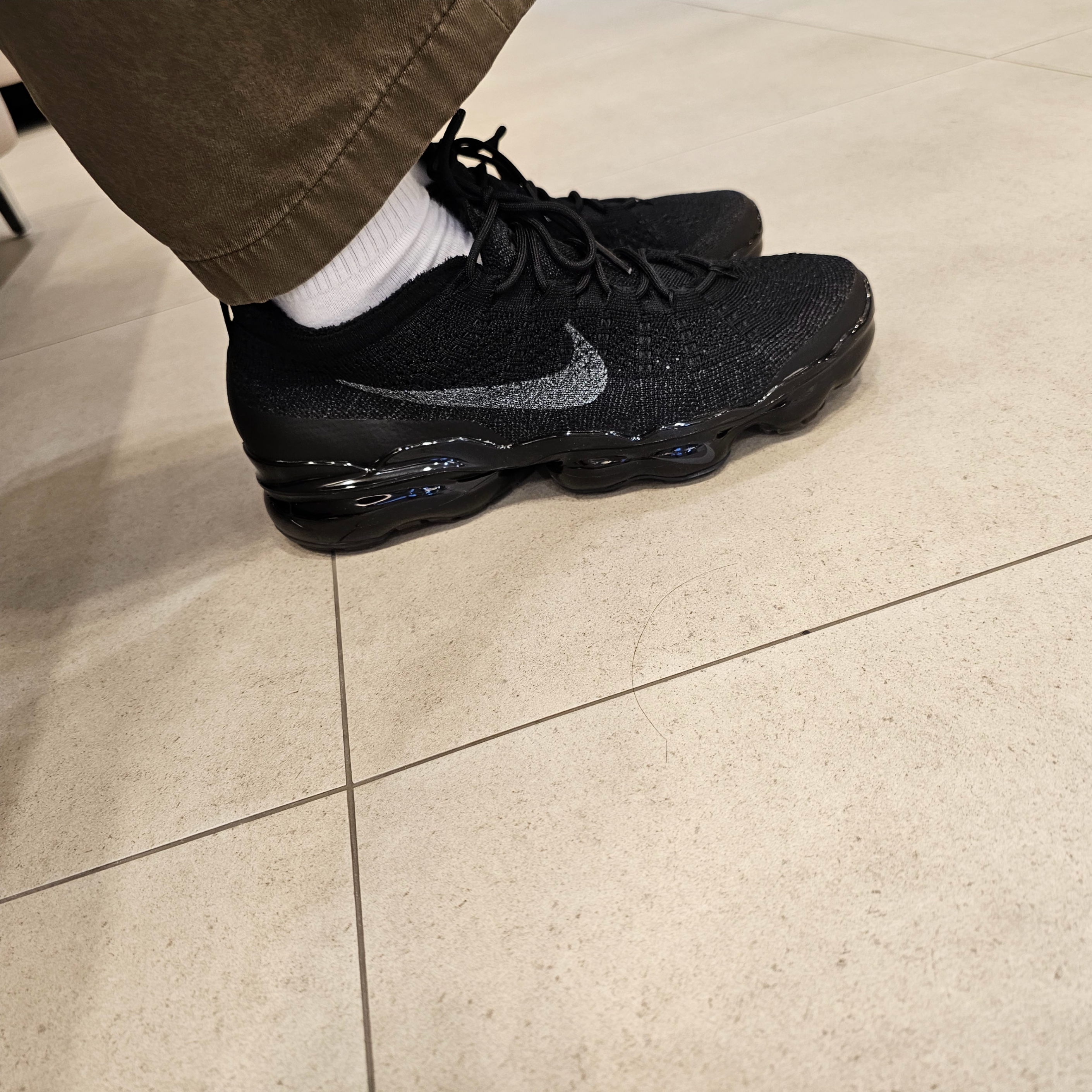 Nike Air VaporMax 2023 Flyknit Triple Black 착용 스타일 - 1