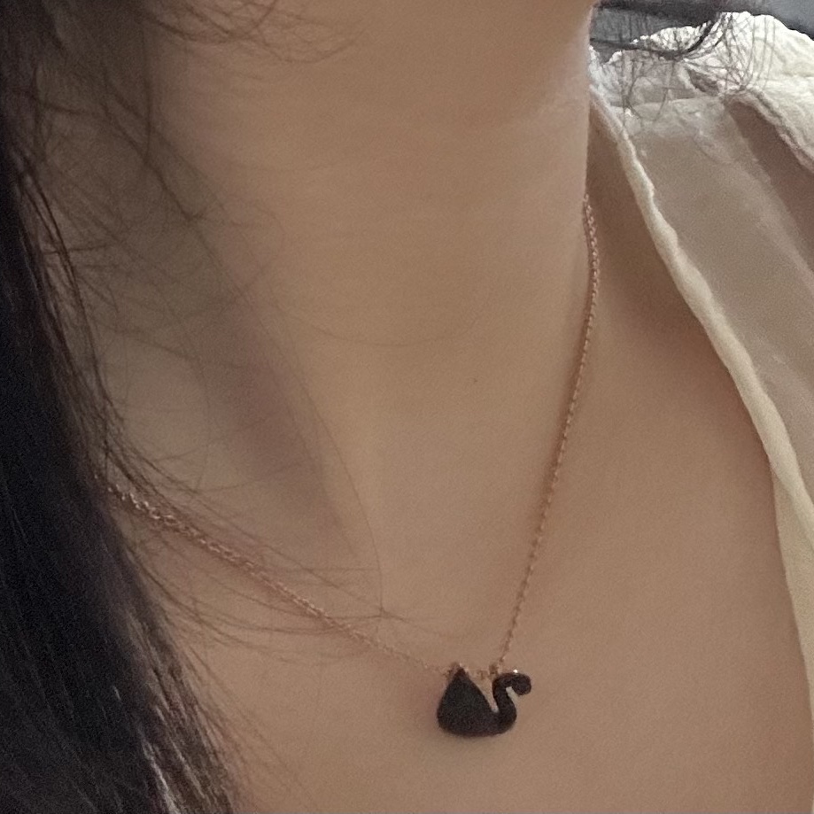 (W) Swarovski Iconic Swan Pendant Small Black Rose Gold Plated 착용 스타일