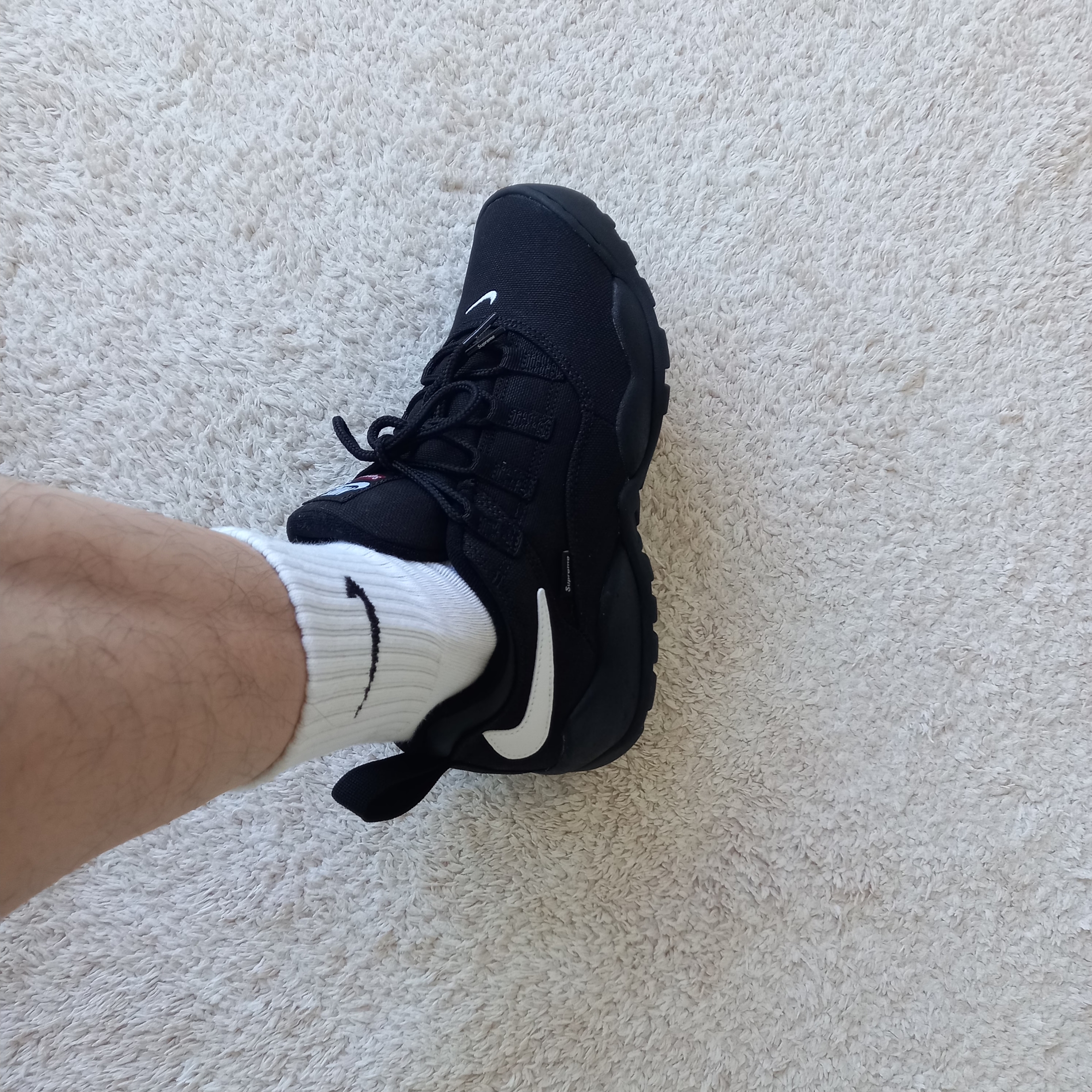Nike x Supreme SB Darwin Low Black 착용 스타일 - 6