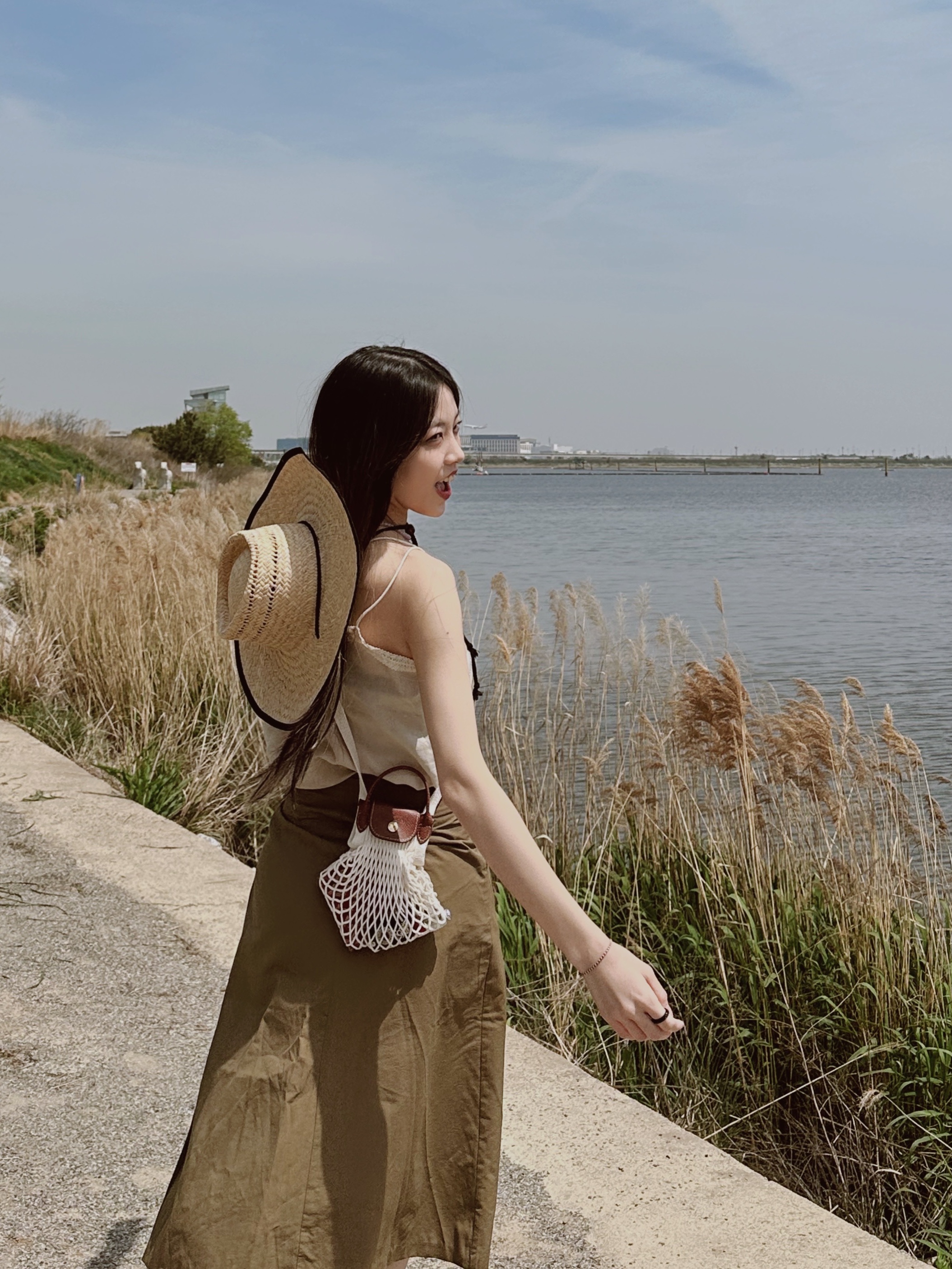Longchamp Le Pliage Filet Crossbody Bag XS Ecru, Nike x Stussy Air Force 1 '07 Mid SP Black and Light Bone 착용 스타일 - 1