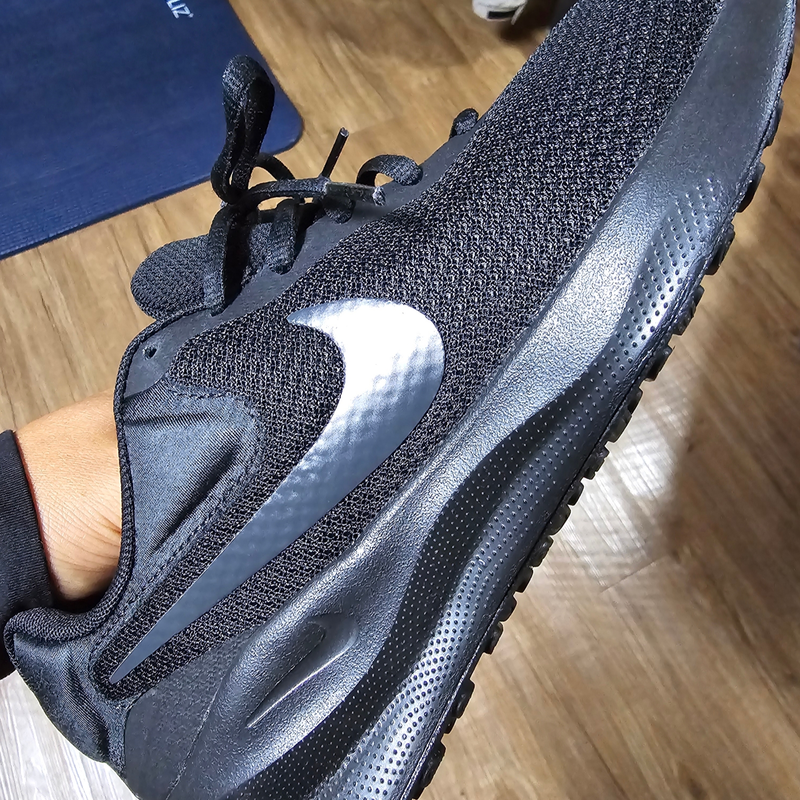 Nike Revolution 7 Black Off Noir 착용 스타일 - 1