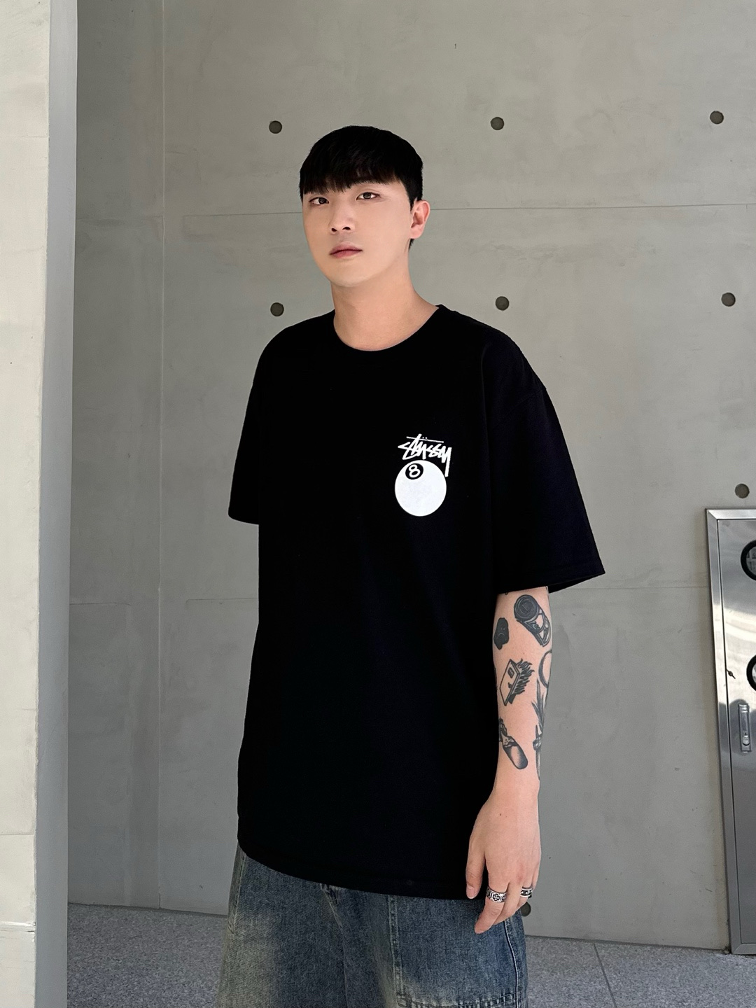 Stussy 8 Ball Pigment Dyed T-Shirt Black 착용 스타일 - 2