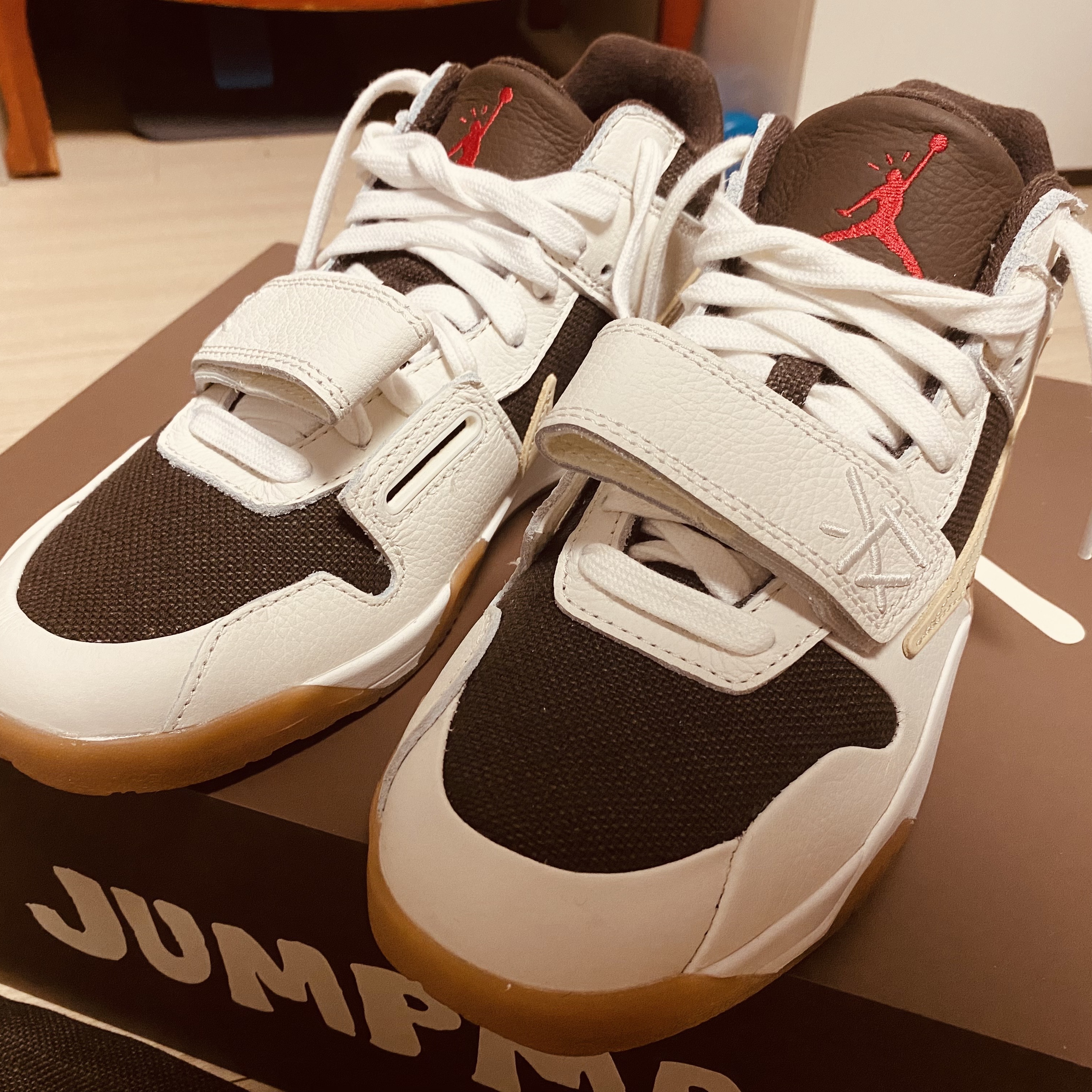 Jordan x Travis Scott Jumpman Jack TR Sail and Dark Mocha 착용 스타일 - 4