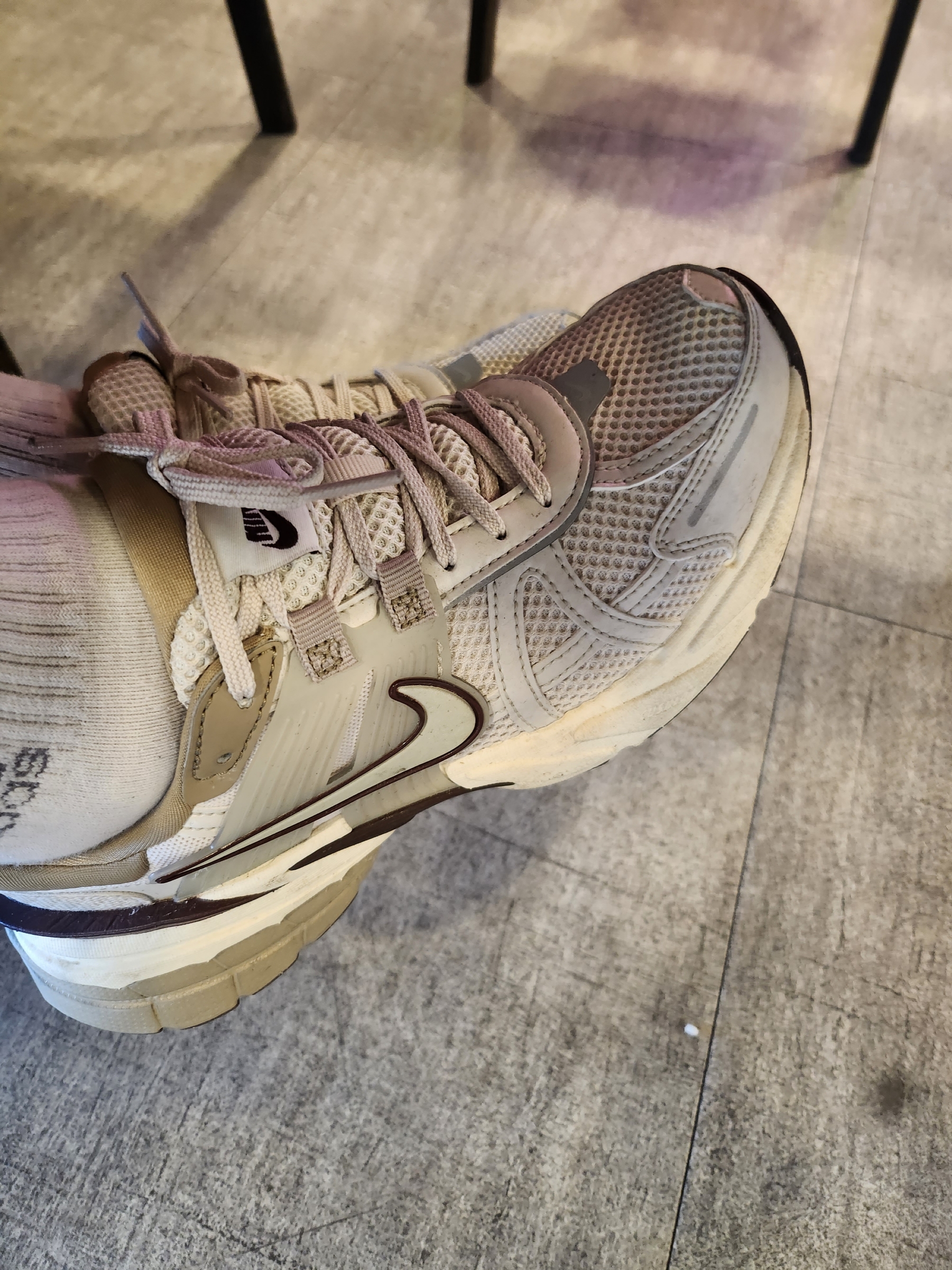 Nike V2K Run Light Orewood Brown Khaki 착용 스타일