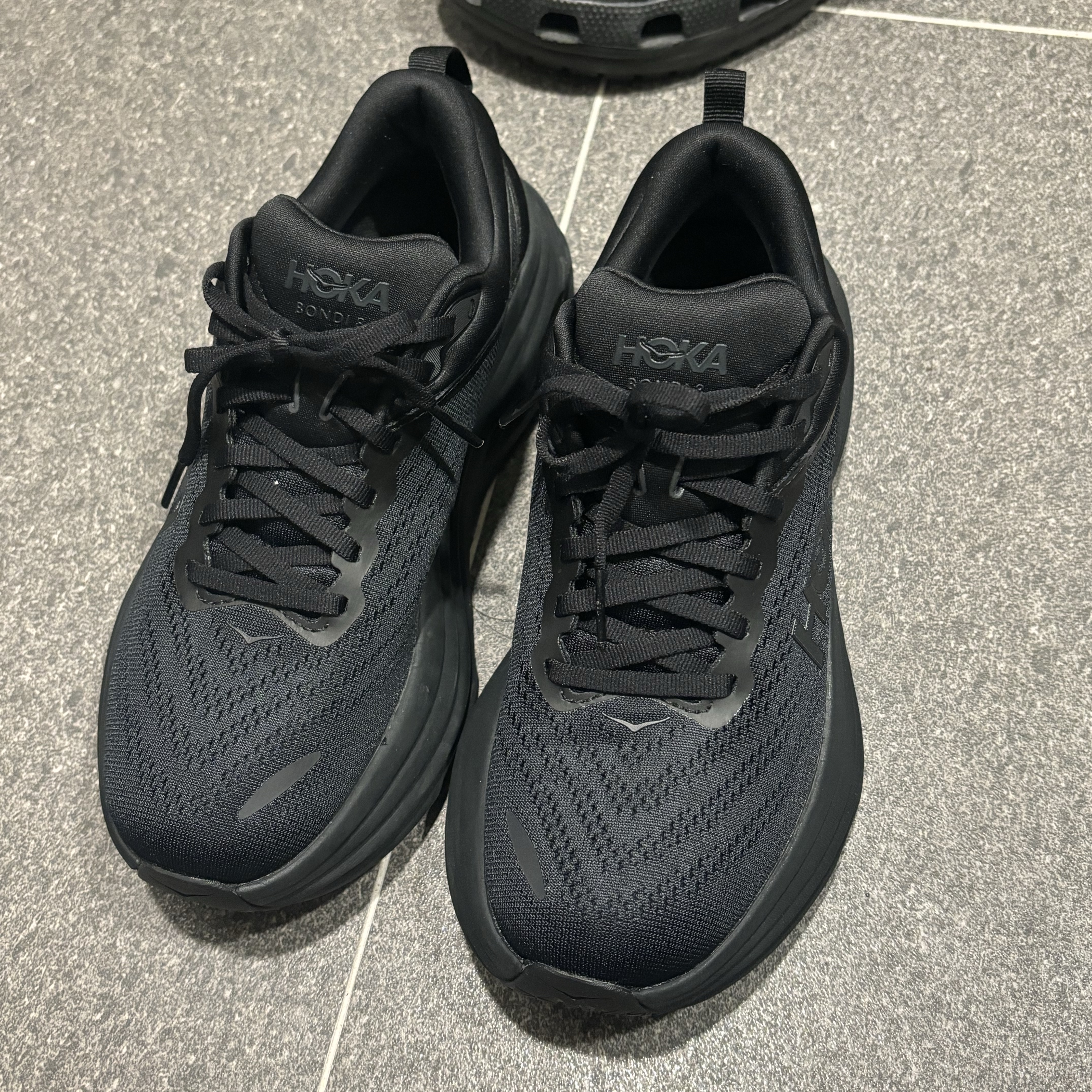 (W) Hoka Bondi 8 Black - Regular 착용 스타일 - 2