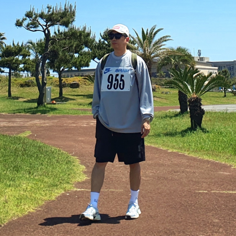 Nike V2K Run Summit White Metallic Silver, Nike Everyday Essential Crew Socks White Black (3 Pack/Korean Ver.) 착용 스타일 - 2